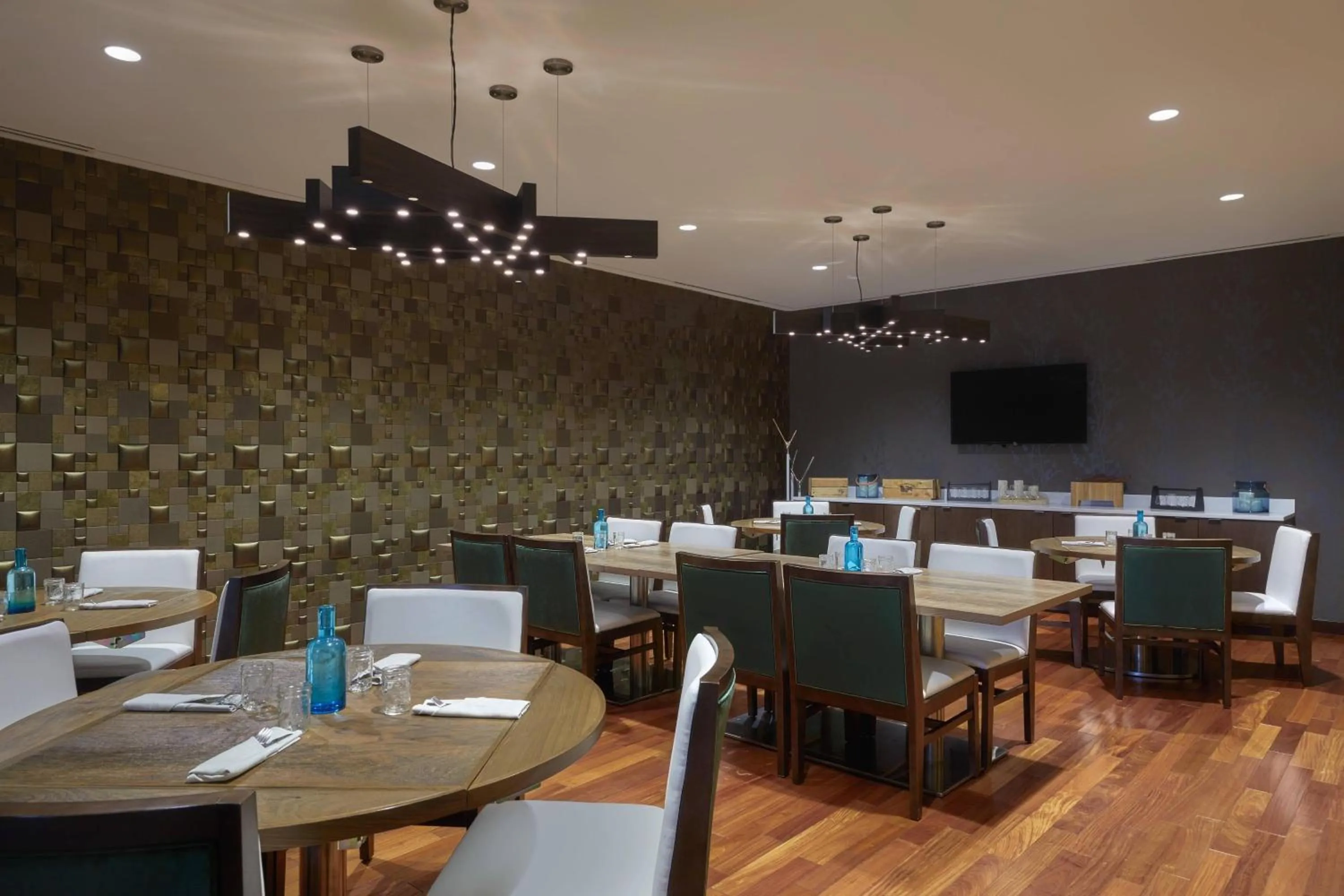 Restaurant/places to eat in Calgary Airport Marriott In-Terminal Hotel