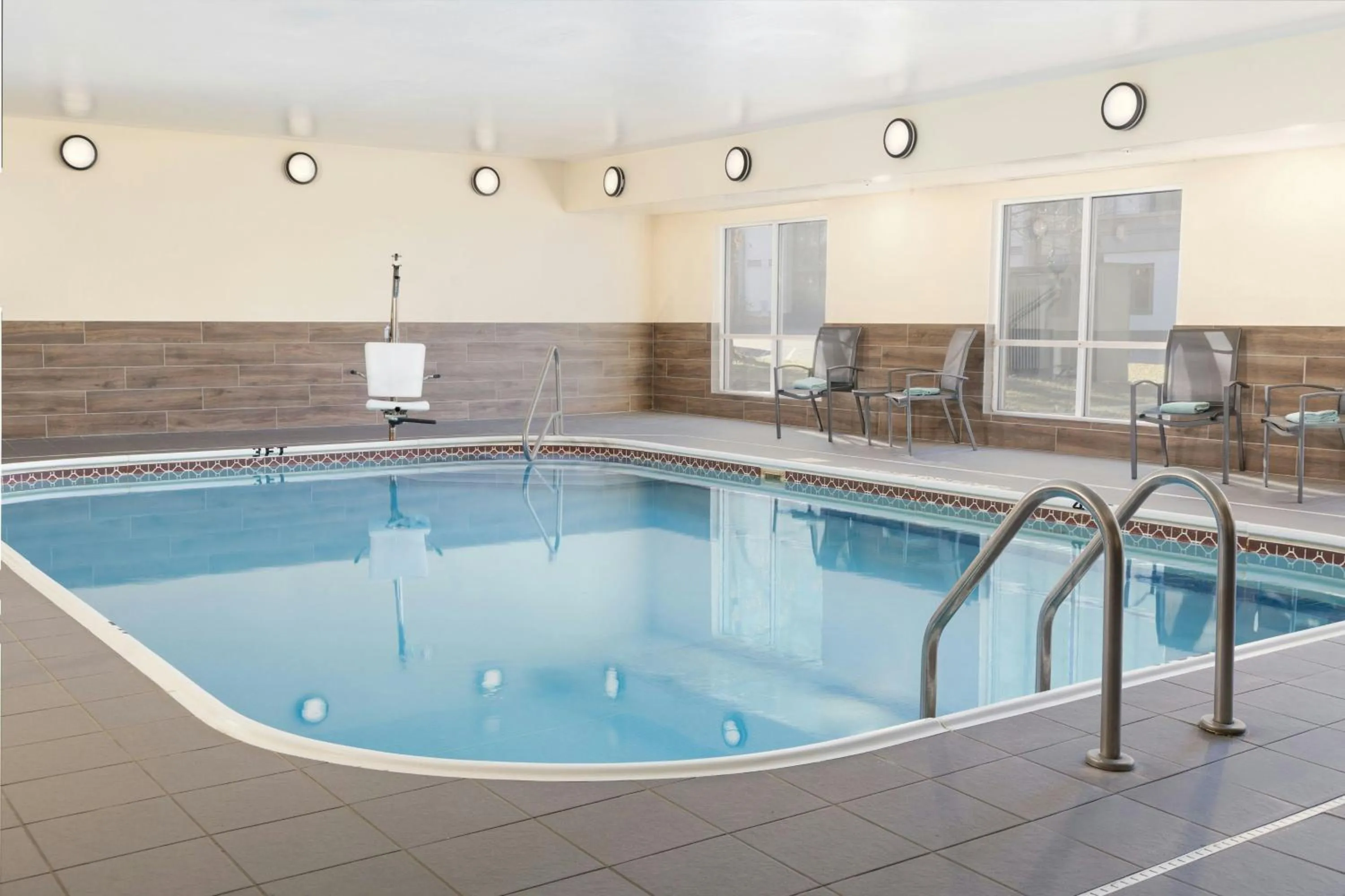 Swimming pool in Fairfield Inn and Suites by Marriott Cincinnati Eastgate