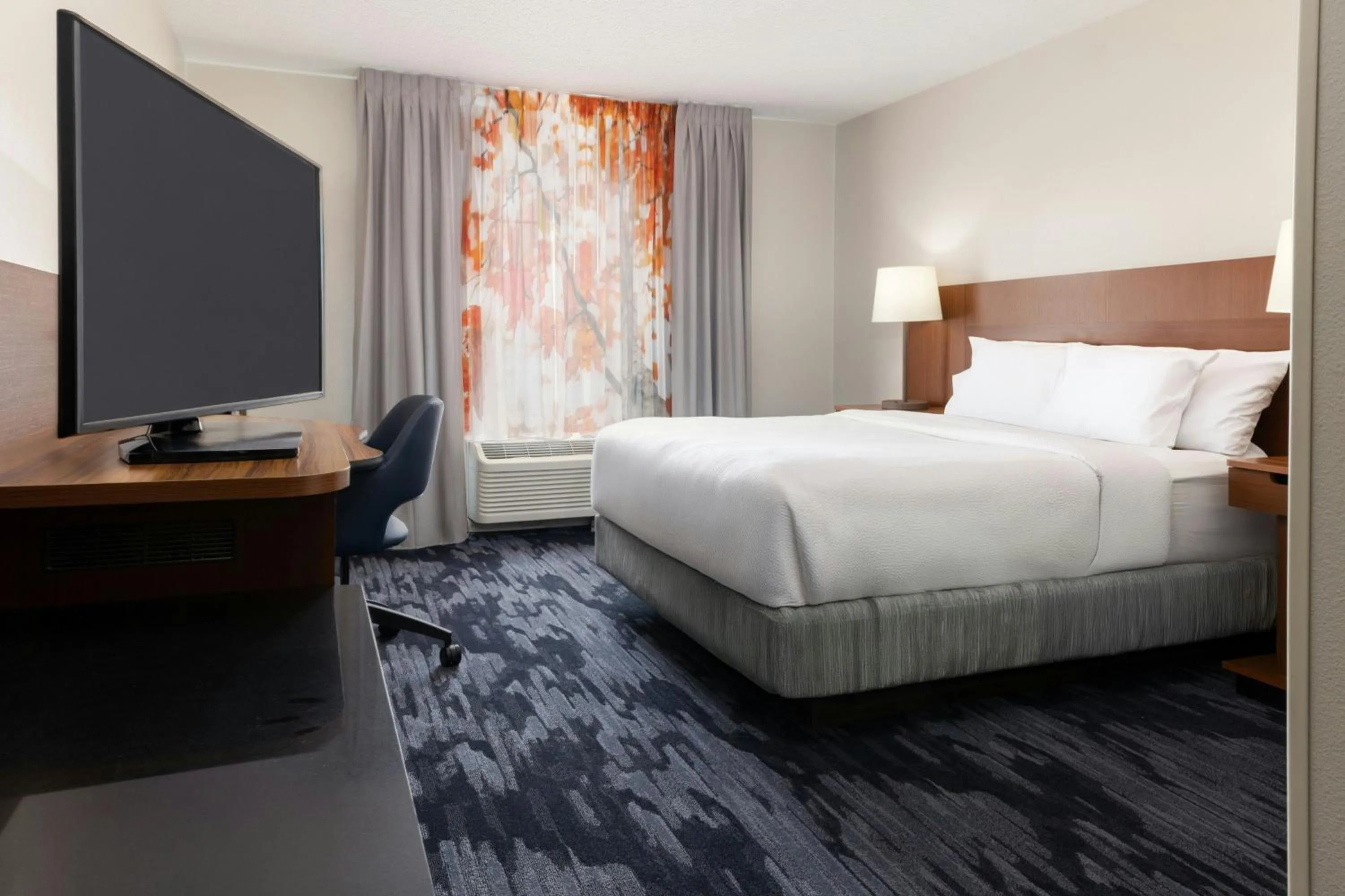 Photo of the whole room, Bed in Fairfield Inn and Suites by Marriott Cincinnati Eastgate