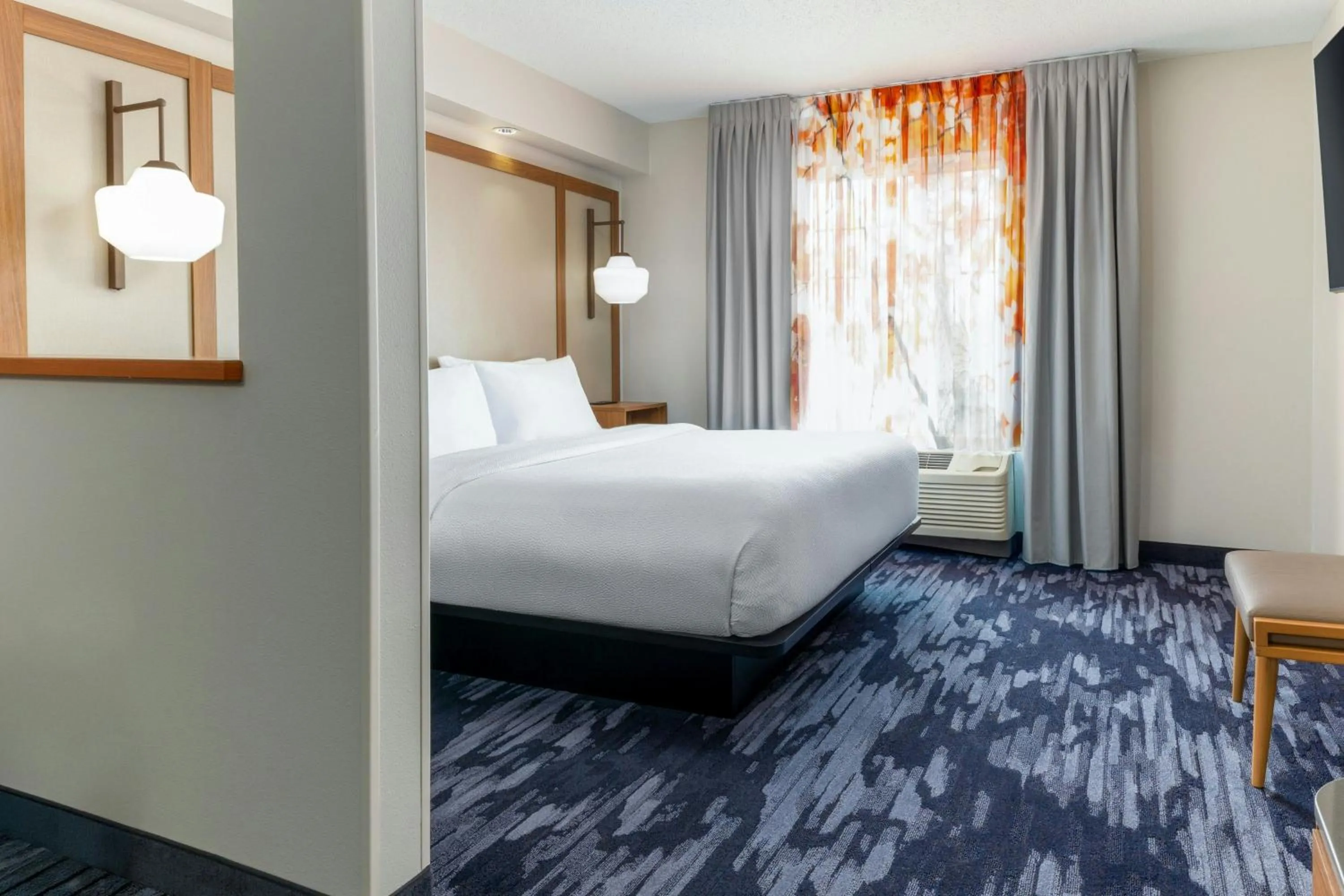Photo of the whole room, Bed in Fairfield Inn and Suites by Marriott Cincinnati Eastgate