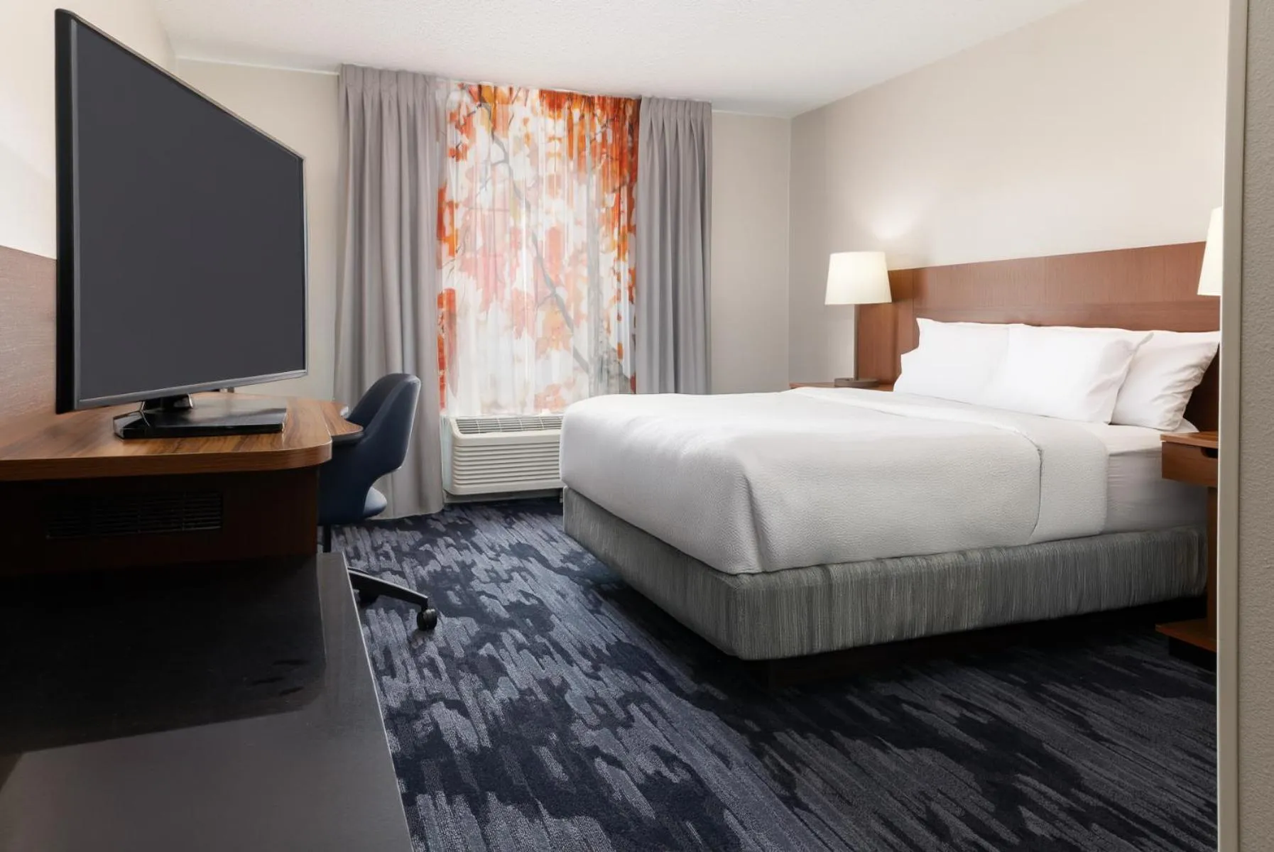 Photo of the whole room, Bed in Fairfield Inn and Suites by Marriott Cincinnati Eastgate