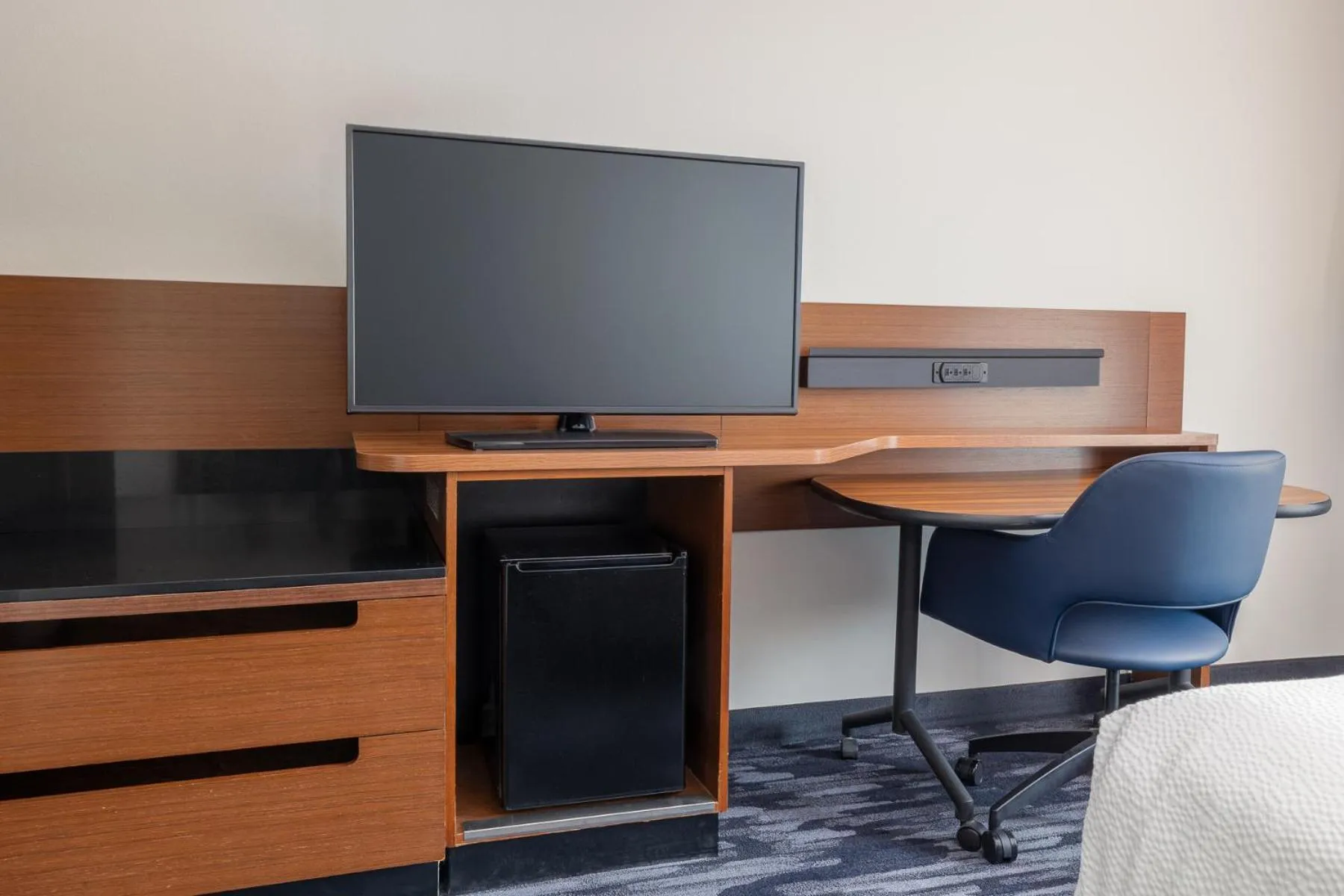 TV and multimedia in Fairfield Inn and Suites by Marriott Cincinnati Eastgate