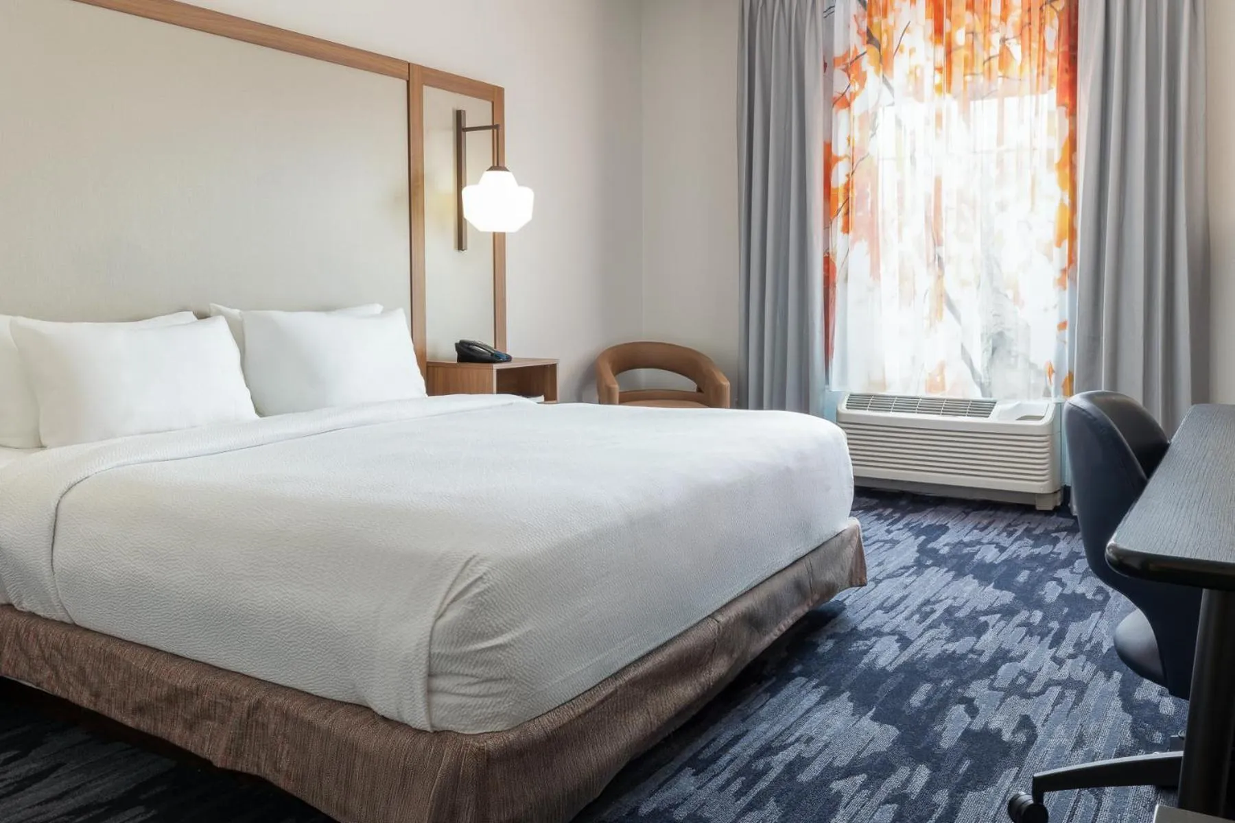 Bedroom, Bed in Fairfield Inn and Suites by Marriott Cincinnati Eastgate