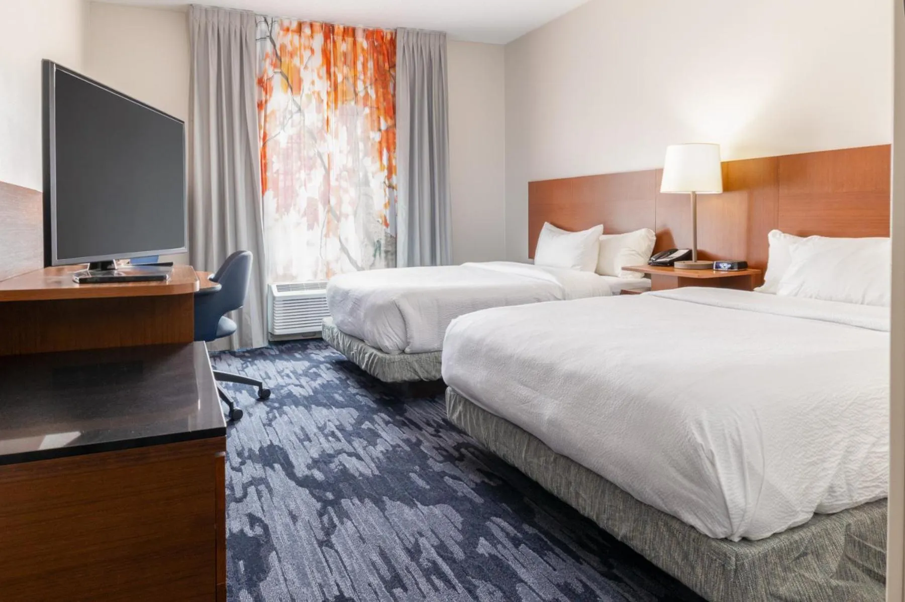 Photo of the whole room, Bed in Fairfield Inn and Suites by Marriott Cincinnati Eastgate
