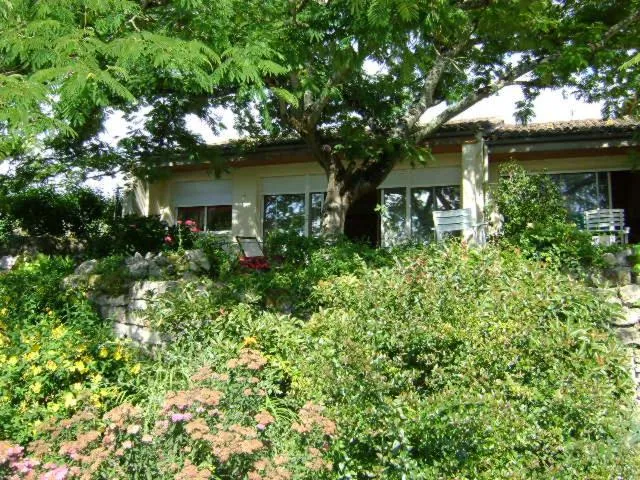 Garden view in Les 4 Eléments St Emilion