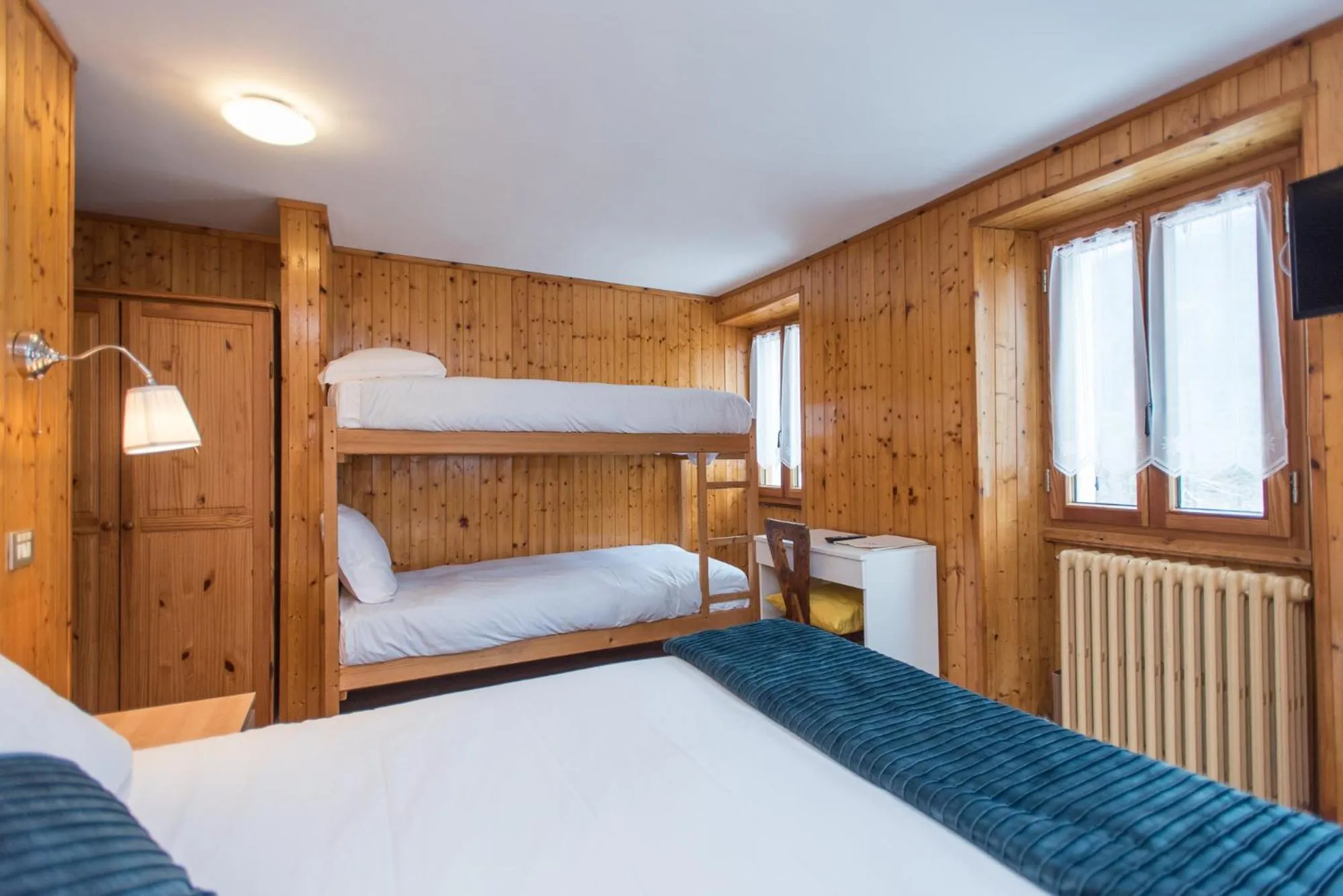 Photo of the whole room, Bed in Hotel Signal