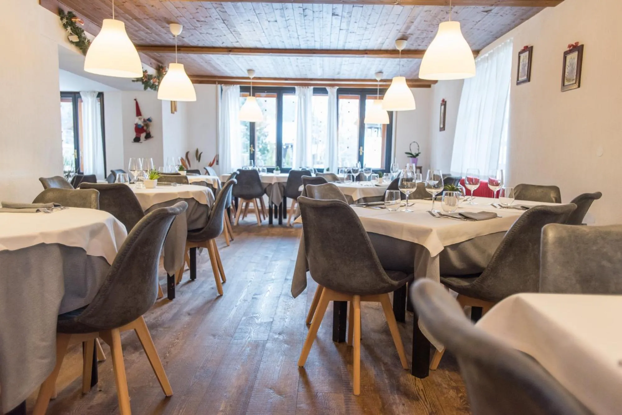 Restaurant/places to eat in Hotel Signal