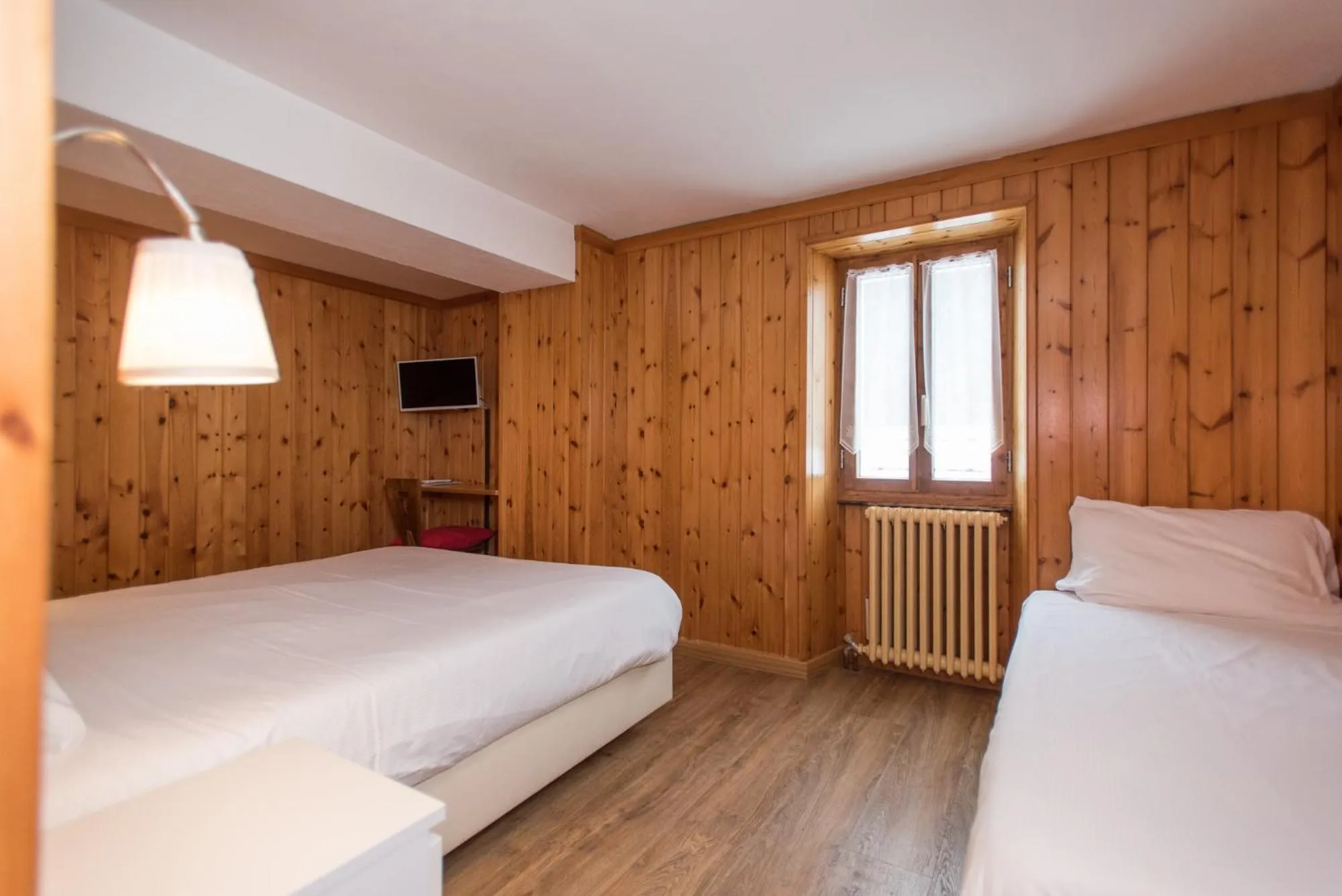 Photo of the whole room, Bed in Hotel Signal