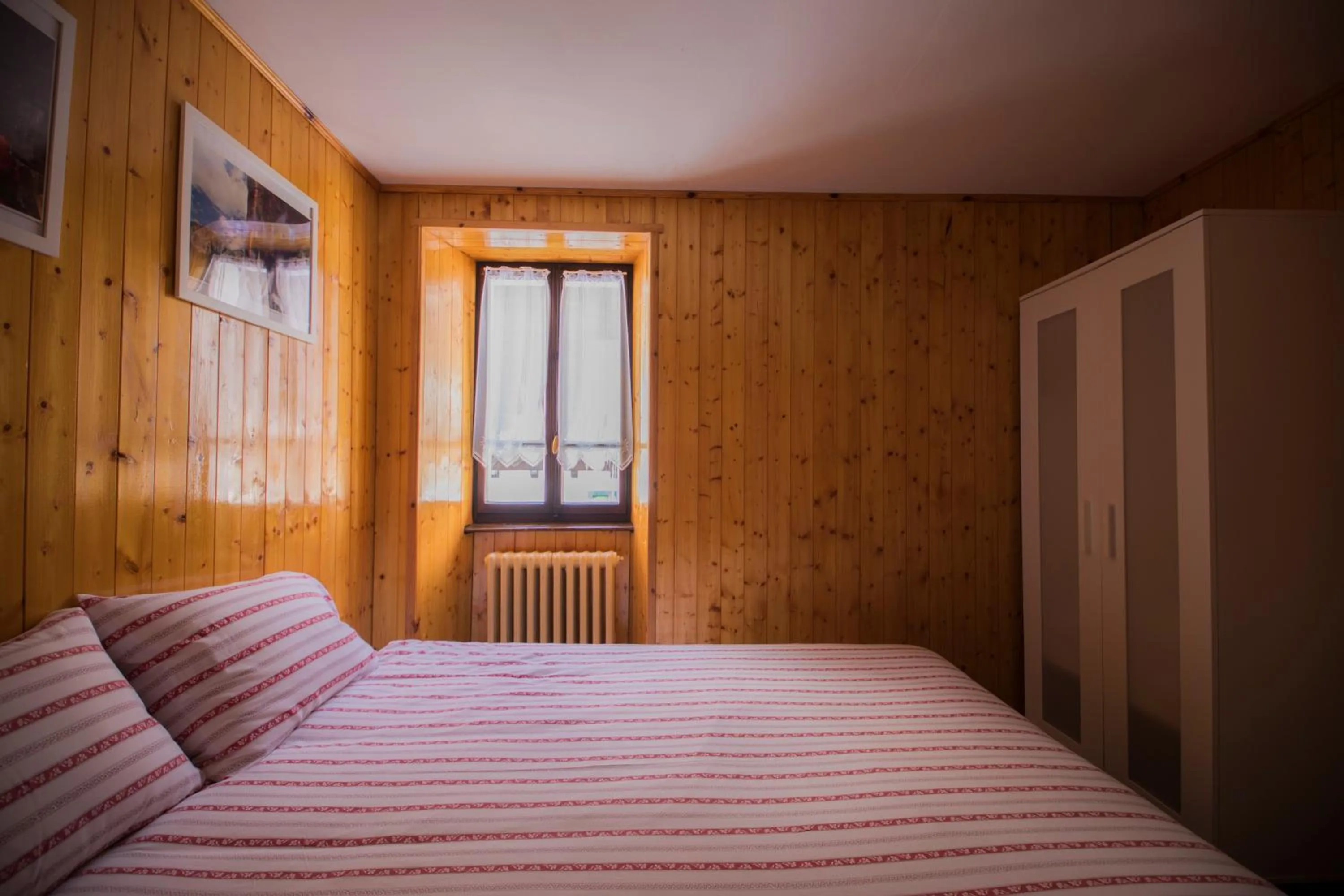 Photo of the whole room, Bed in Hotel Signal