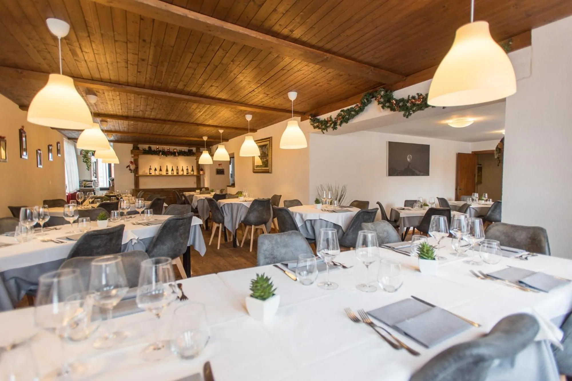 Restaurant/places to eat in Hotel Signal