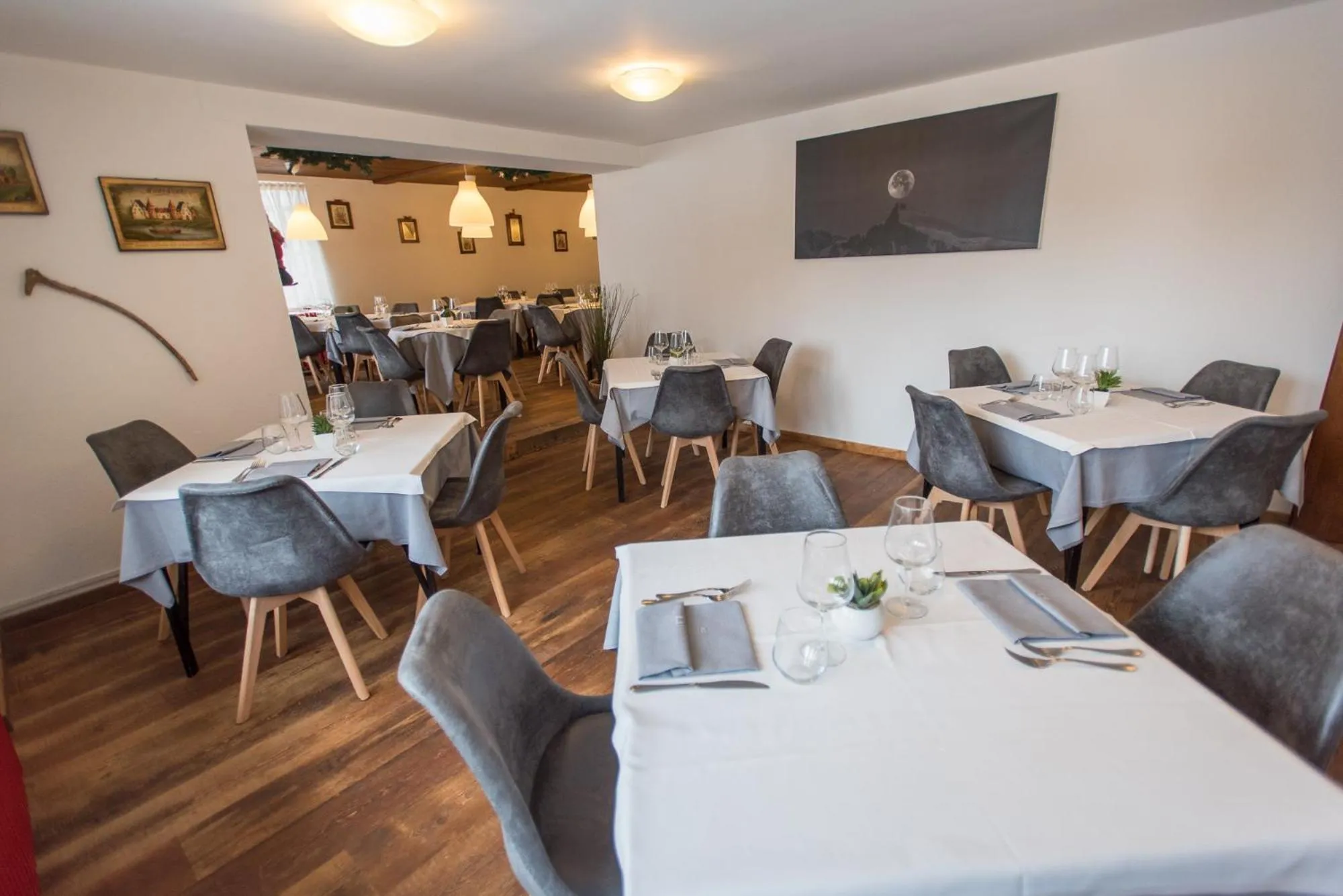 Restaurant/places to eat in Hotel Signal