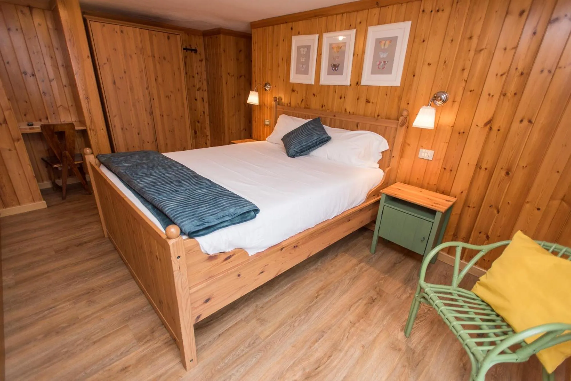 Photo of the whole room, Bed in Hotel Signal