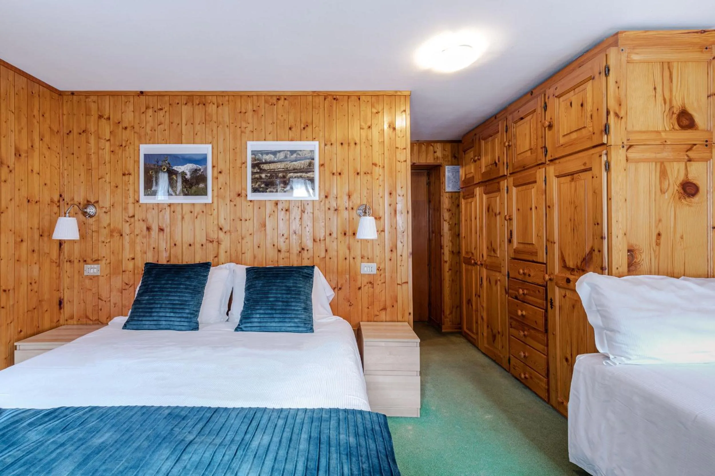 Photo of the whole room, Bed in Hotel Signal