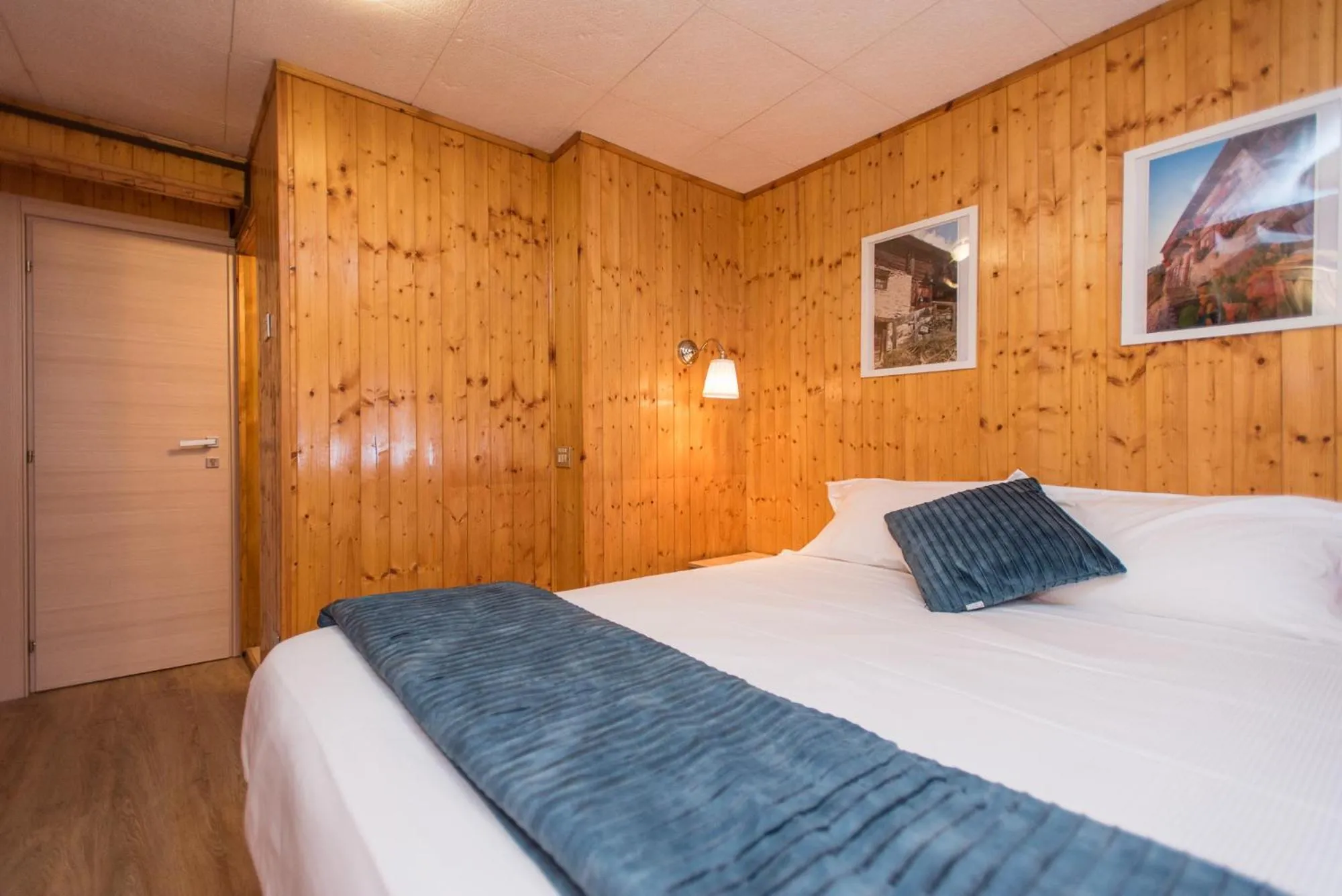 Photo of the whole room, Bed in Hotel Signal