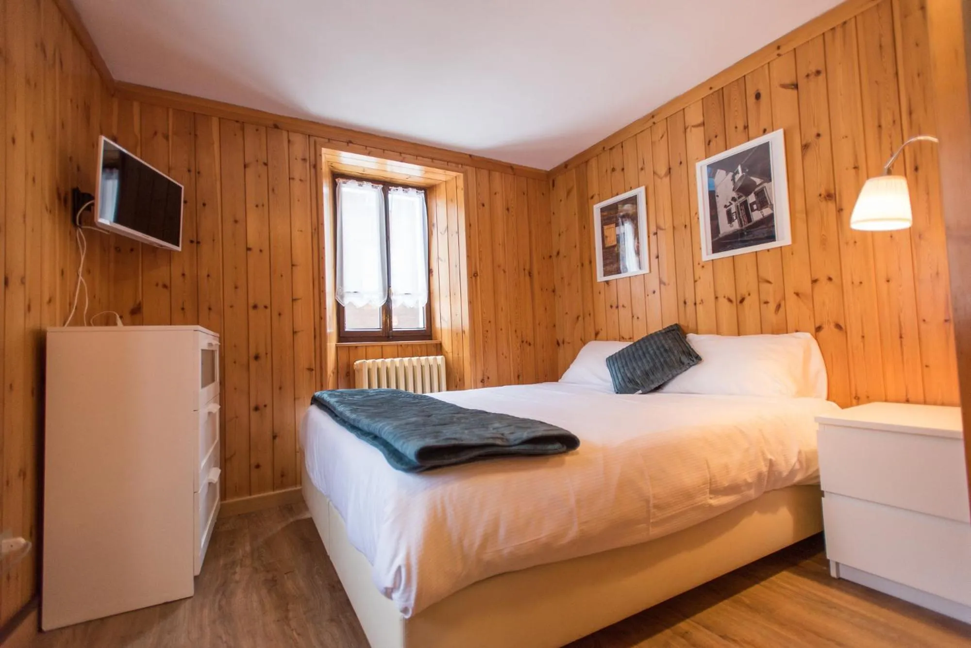 Photo of the whole room, Bed in Hotel Signal