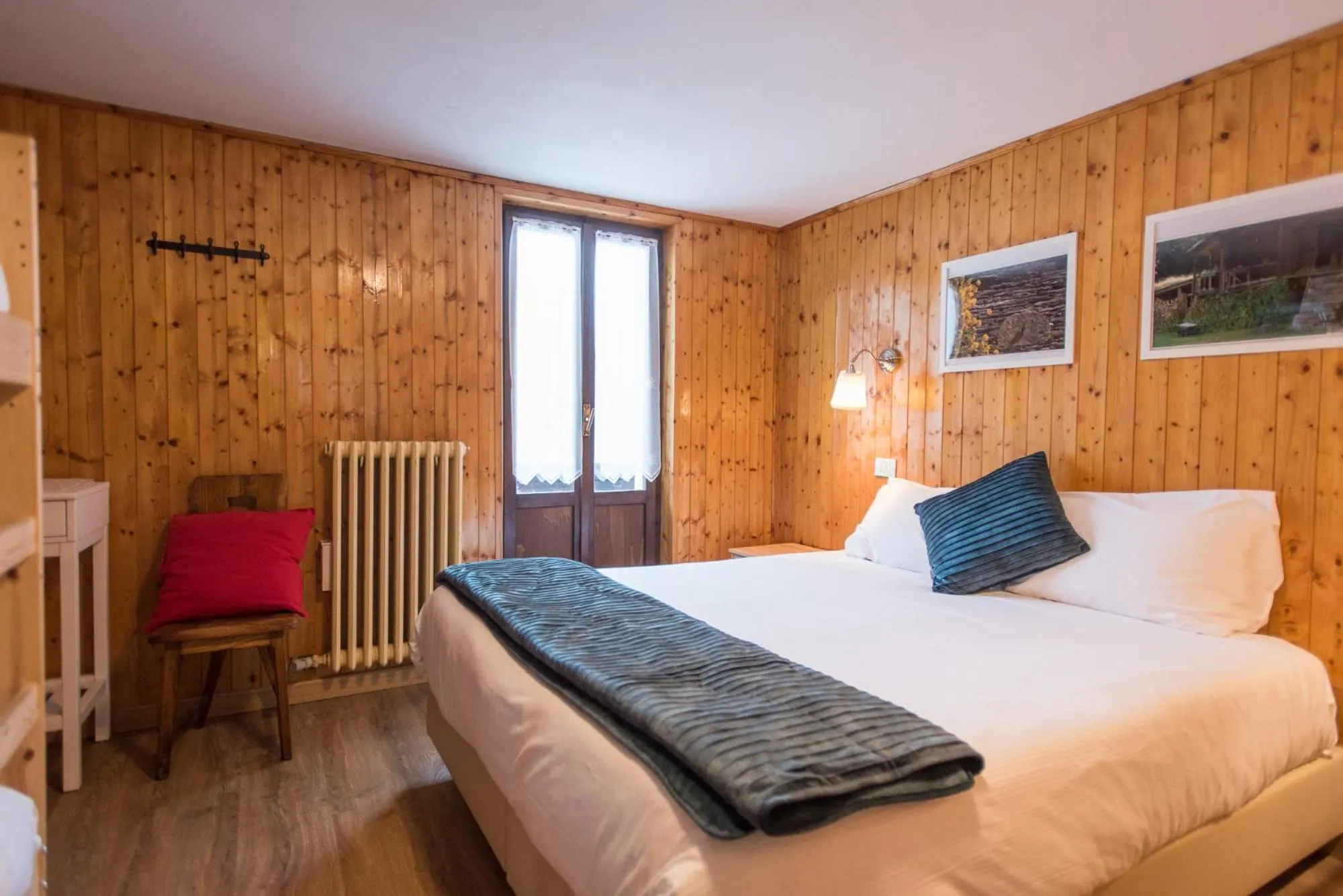 Photo of the whole room, Bed in Hotel Signal