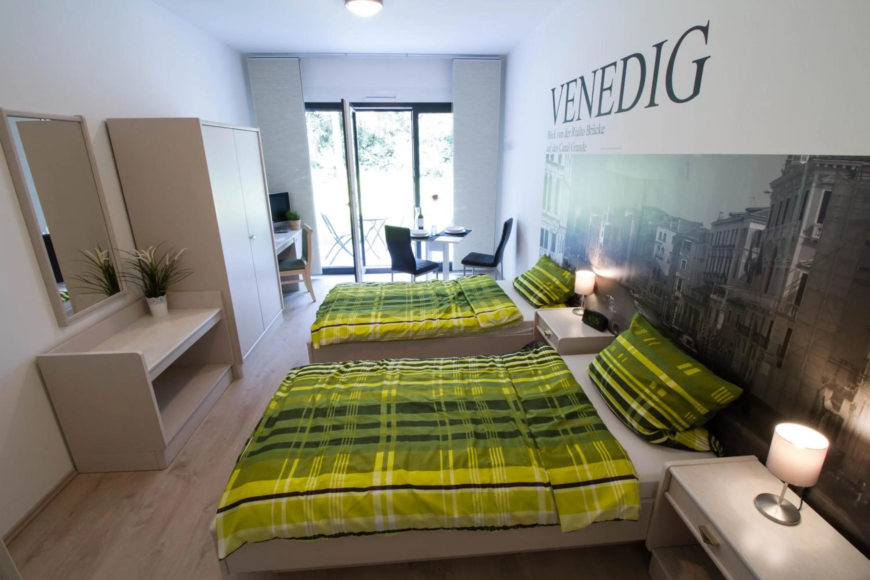 Dining area, Bed in Boardinghouse-Ebenhausen