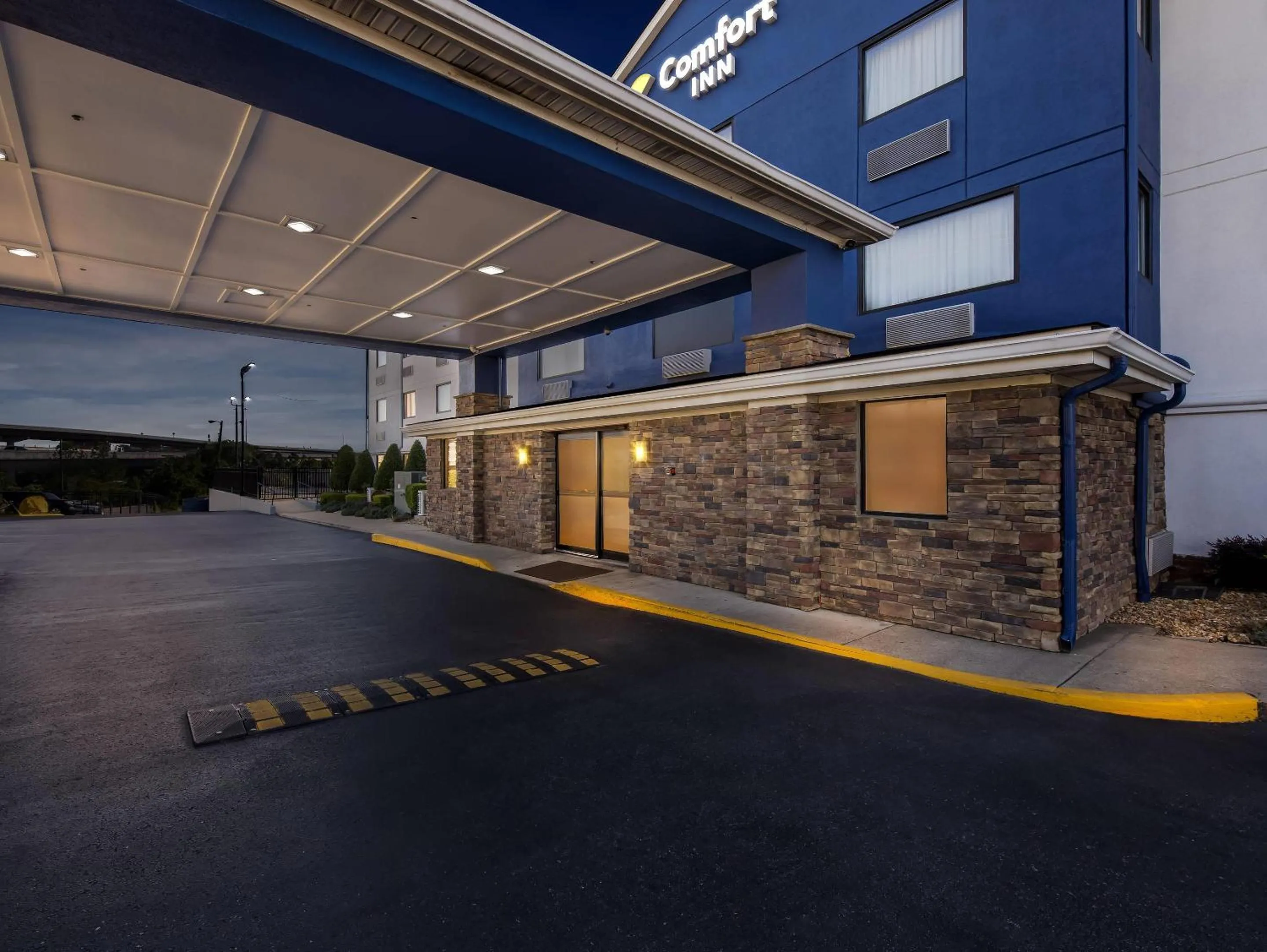 Property building in Comfort Inn Nashville West