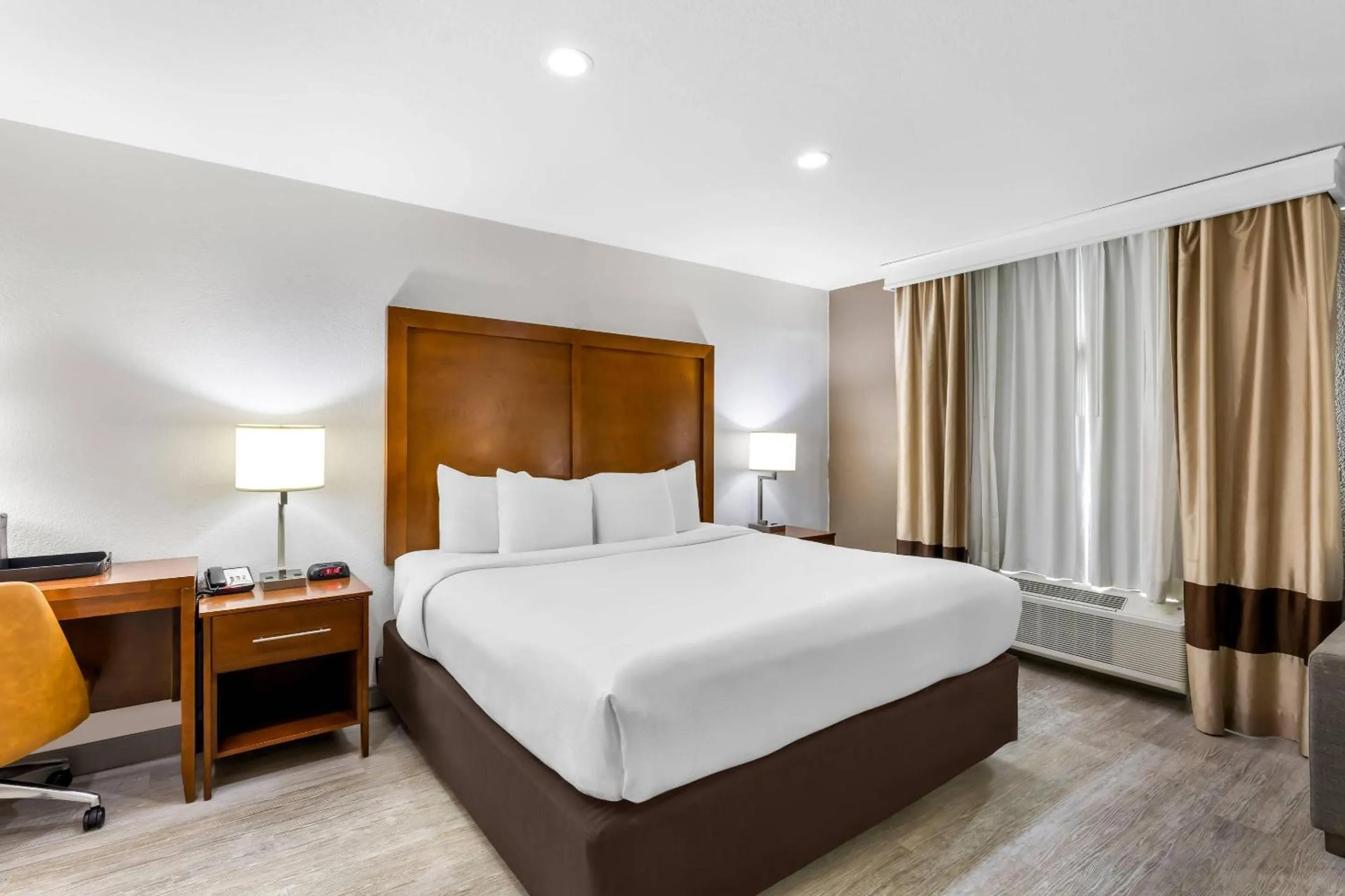 Bedroom, Bed in Comfort Inn Nashville West