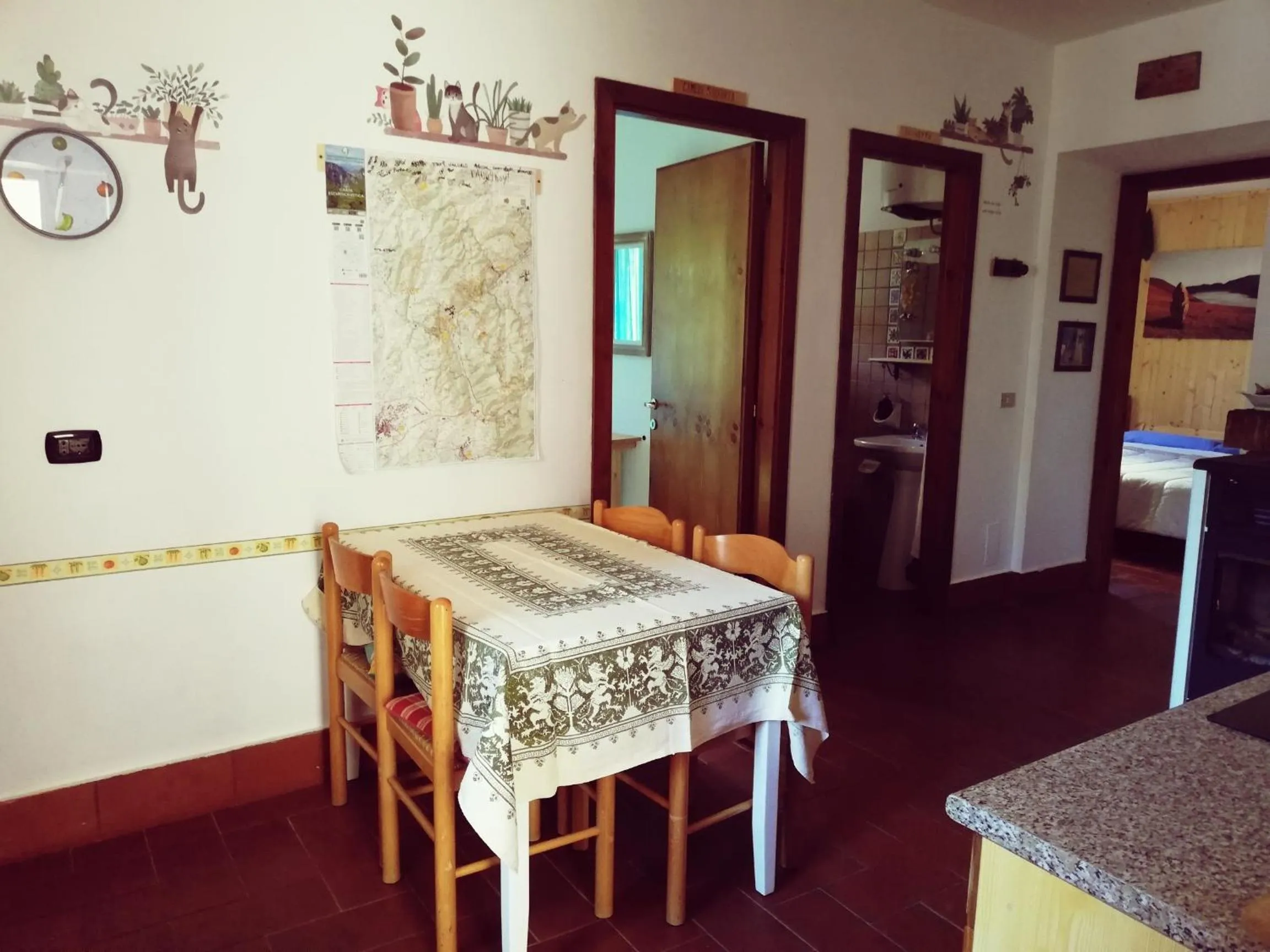 Dining area in B&B Bivacco Frasassi climbing & trail running house