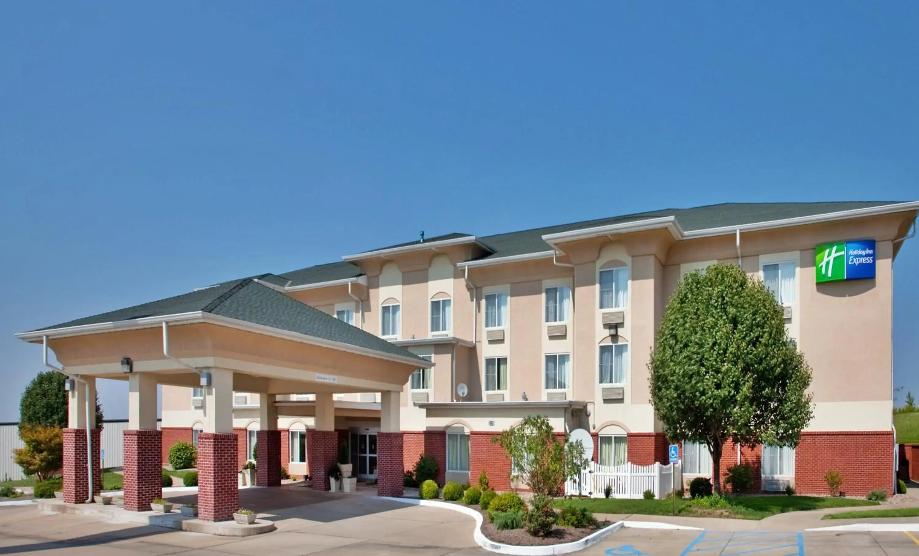 Property building in Holiday Inn Express Boonville by IHG Property building in Holiday Inn Express Boonville by IHG