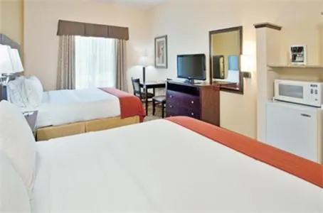 Photo of the whole room, Bed in Holiday Inn Express Boonville by IHG