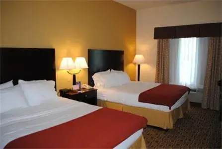 Bed in Holiday Inn Express Boonville by IHG Bed in Holiday Inn Express Boonville by IHG