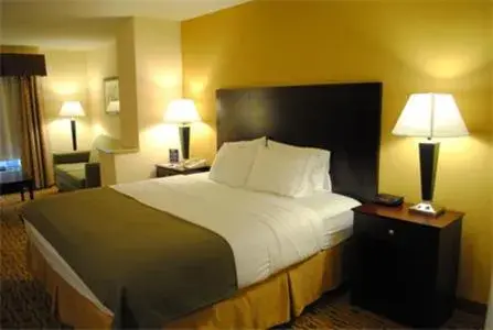 Bed in Holiday Inn Express Boonville by IHG Bed in Holiday Inn Express Boonville by IHG