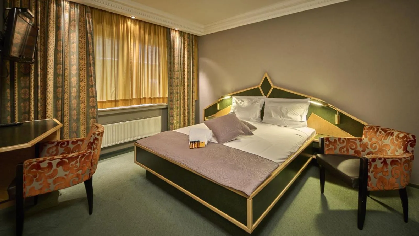 Photo of the whole room, Bed in auswärts - Dein Hotel