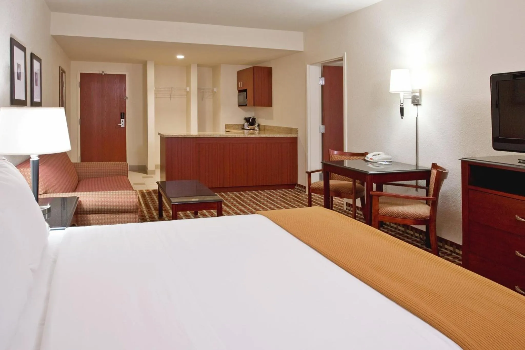 Photo of the whole room, Bed in Holiday Inn Express Hotel & Suites Ohio State University- OSU Medical Center by IHG