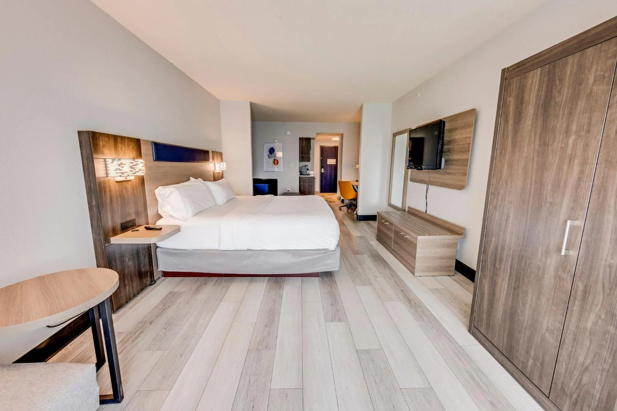 Photo of the whole room, Bed in Holiday Inn Express Hotel & Suites Ohio State University- OSU Medical Center by IHG