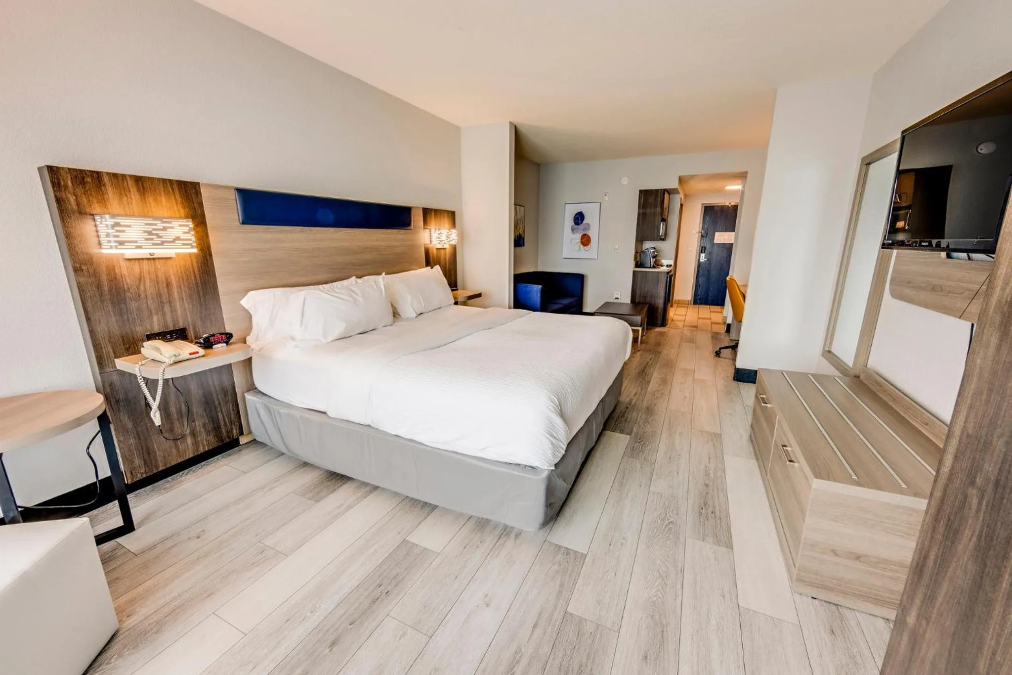 Photo of the whole room, Bed in Holiday Inn Express Hotel & Suites Ohio State University- OSU Medical Center by IHG