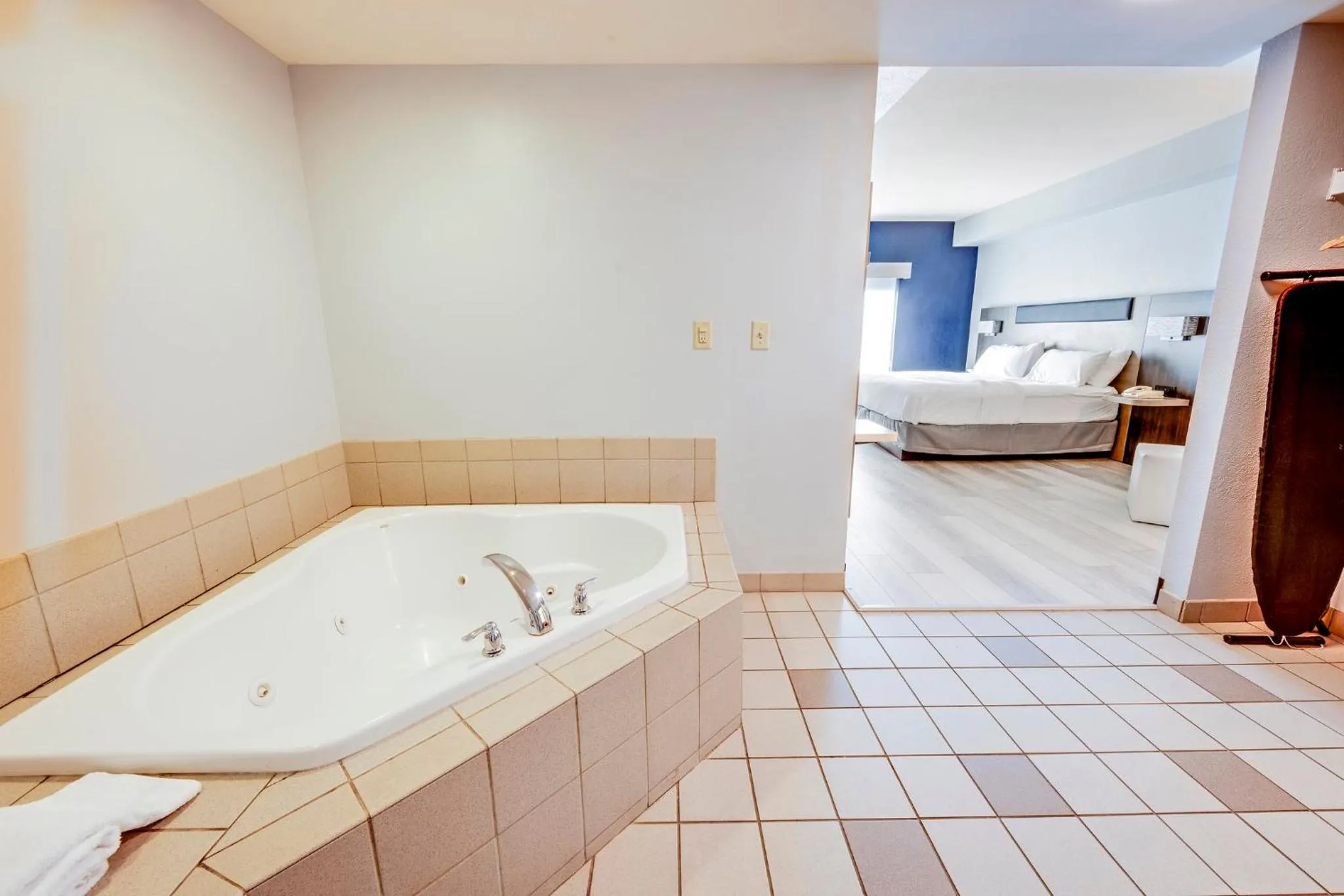 Photo of the whole room, Bed in Holiday Inn Express Hotel & Suites Ohio State University- OSU Medical Center by IHG