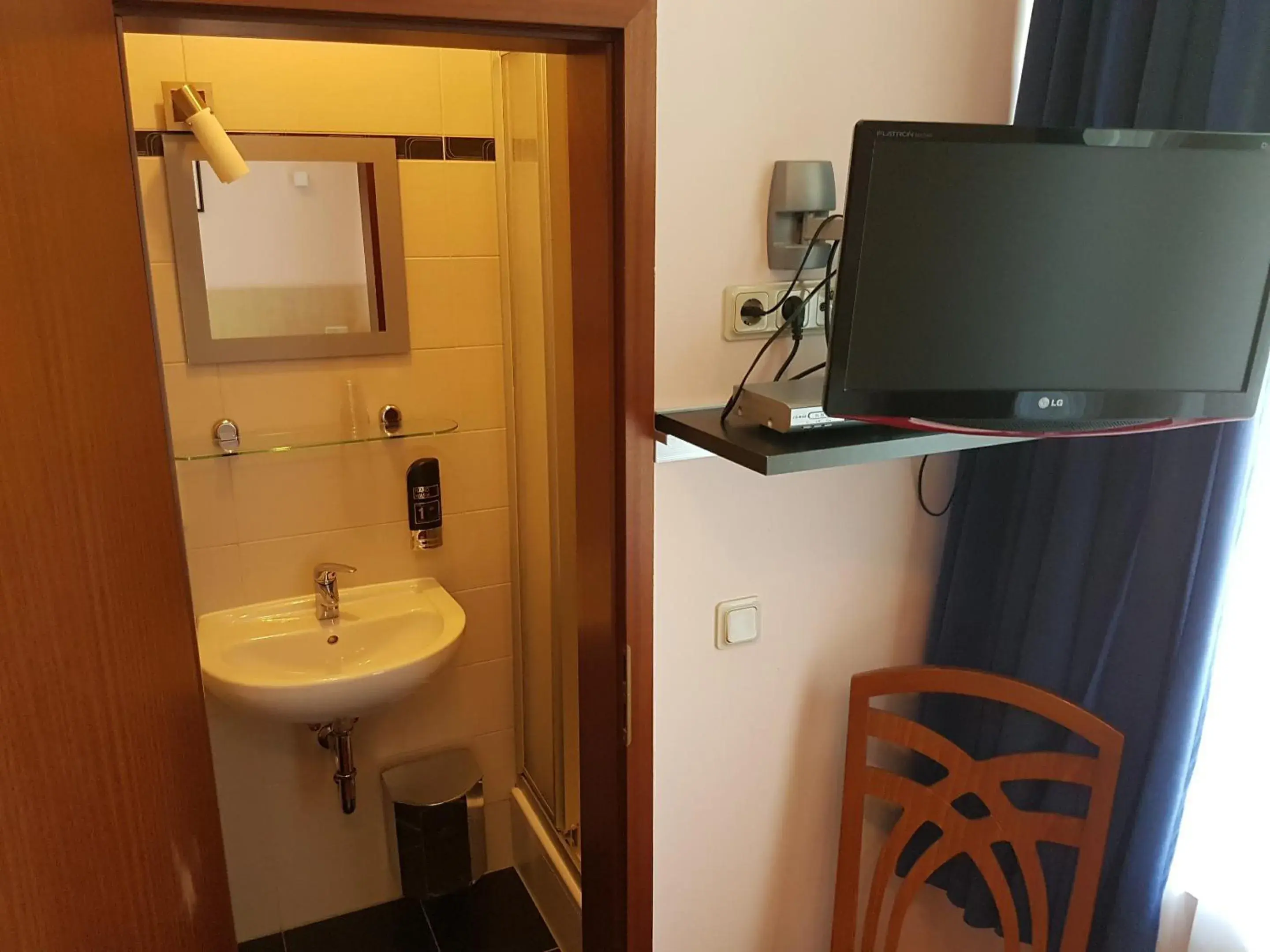 Single Room with Shower in Hotel - Restaurant Sophienaue Single Room with Shower in Hotel - Restaurant Sophienaue