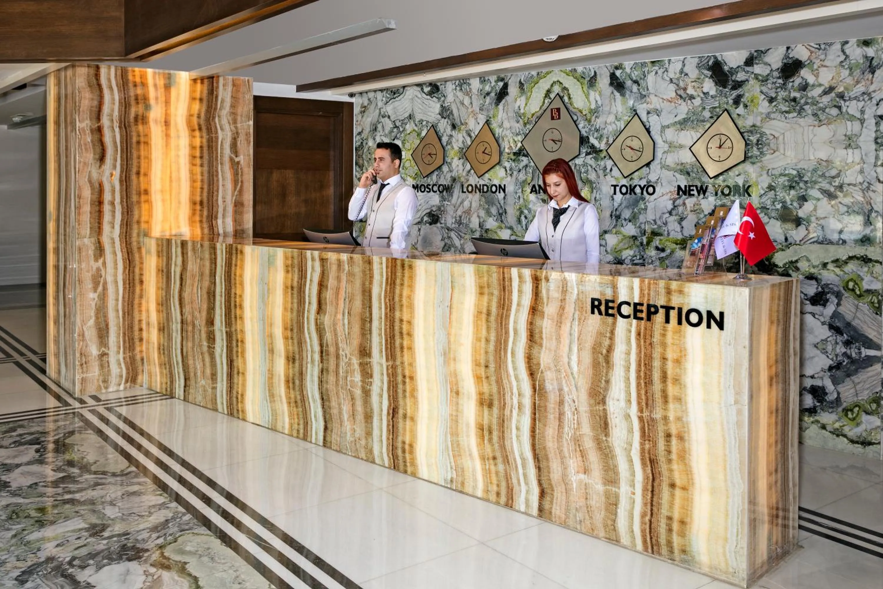 Lobby or reception in B Business Hotel & Spa