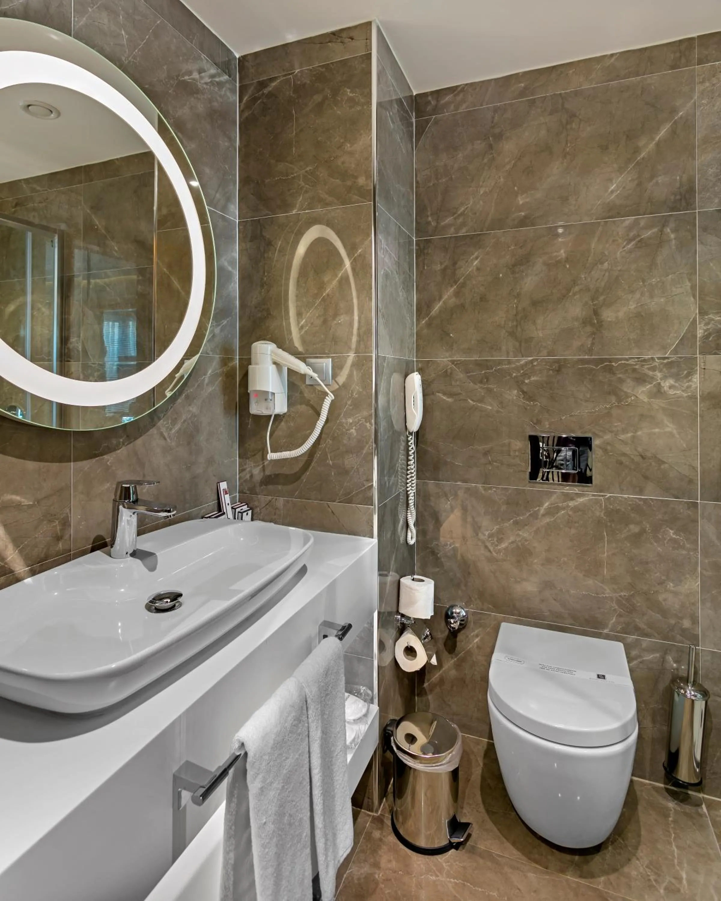 Toilet in B Business Hotel & Spa