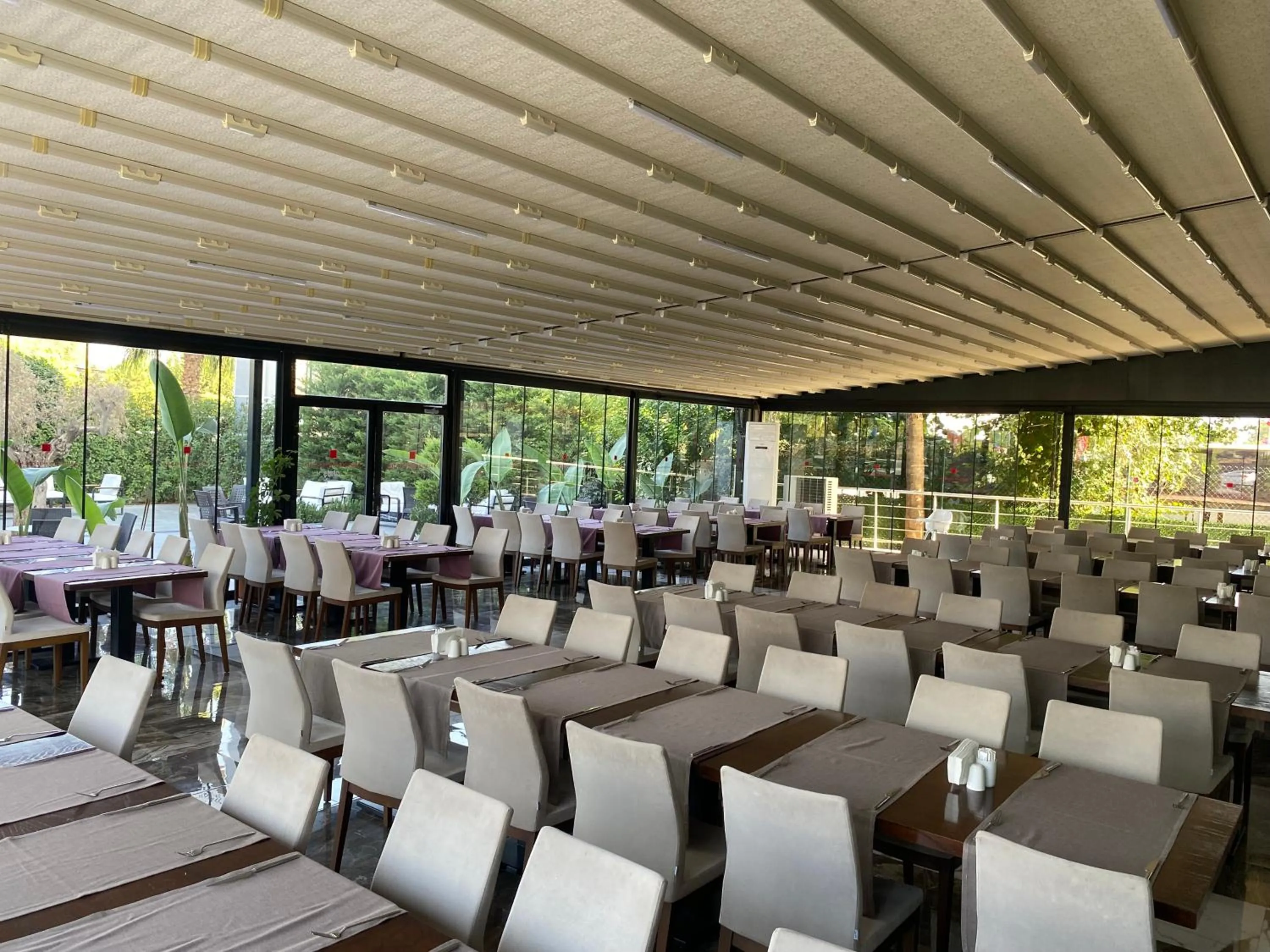 Restaurant/places to eat in B Business Hotel & Spa