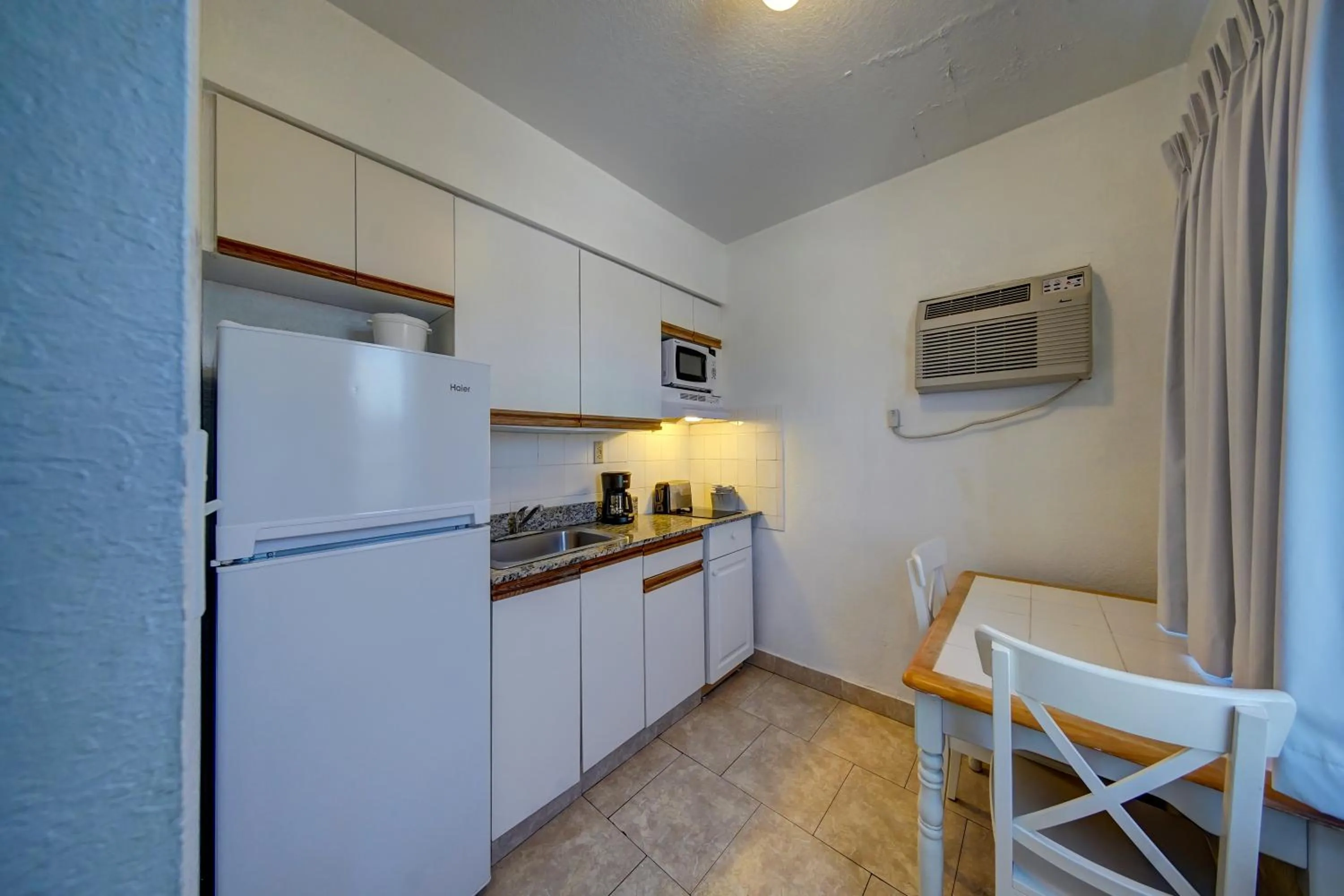 kitchen in Horizon by the Sea Inn