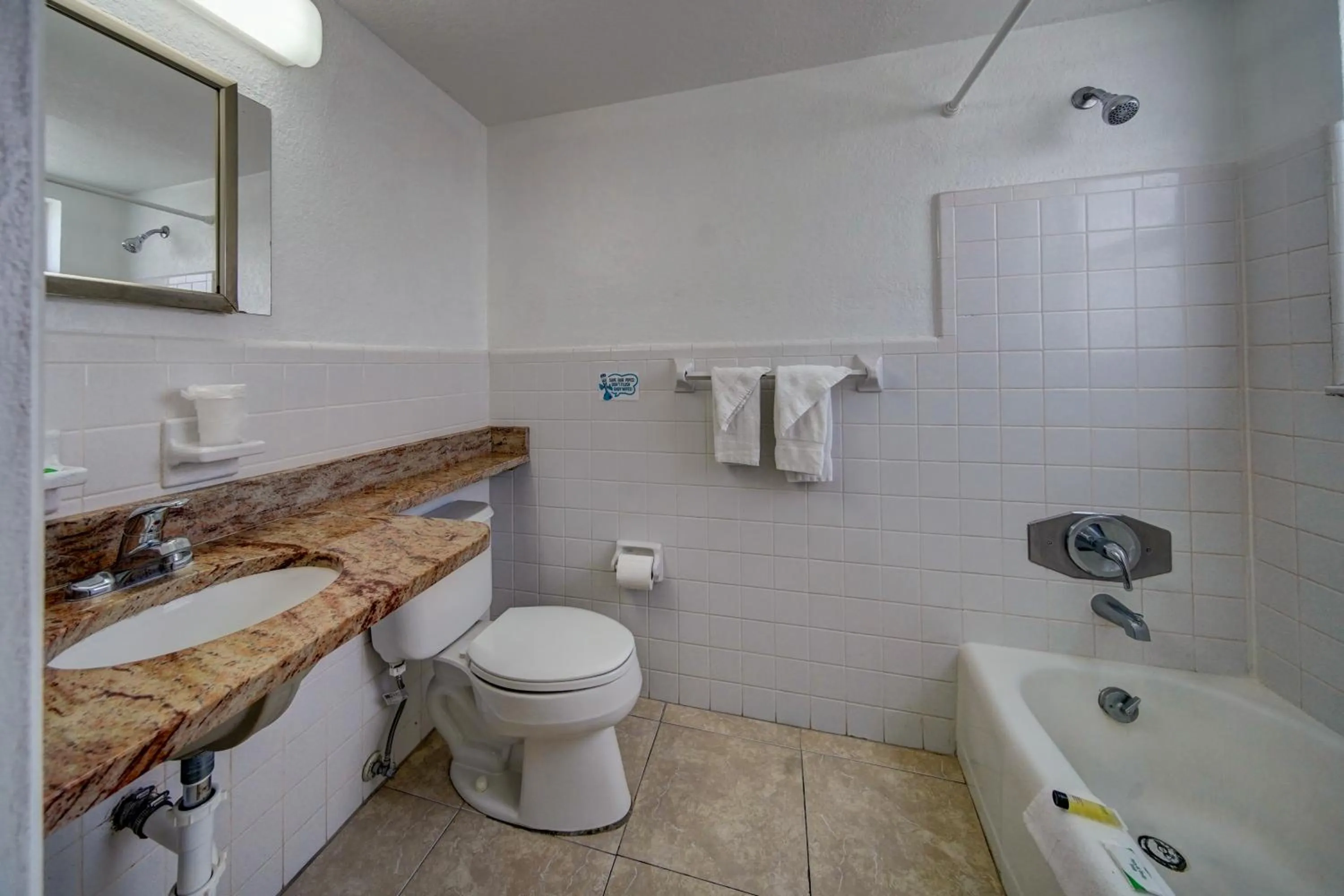 Bathroom in Horizon by the Sea Inn