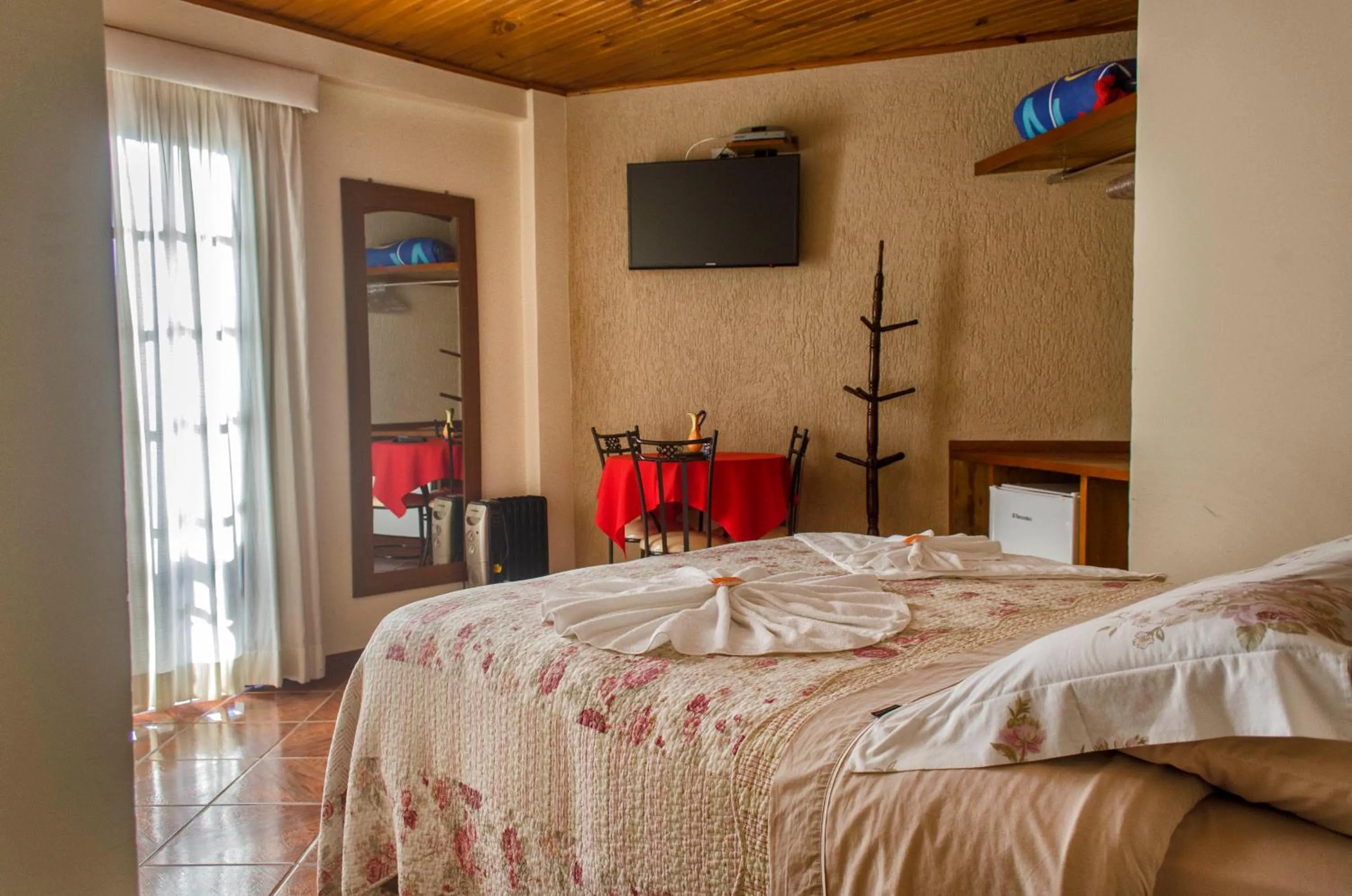 Photo of the whole room, Bed in Pousada Heron