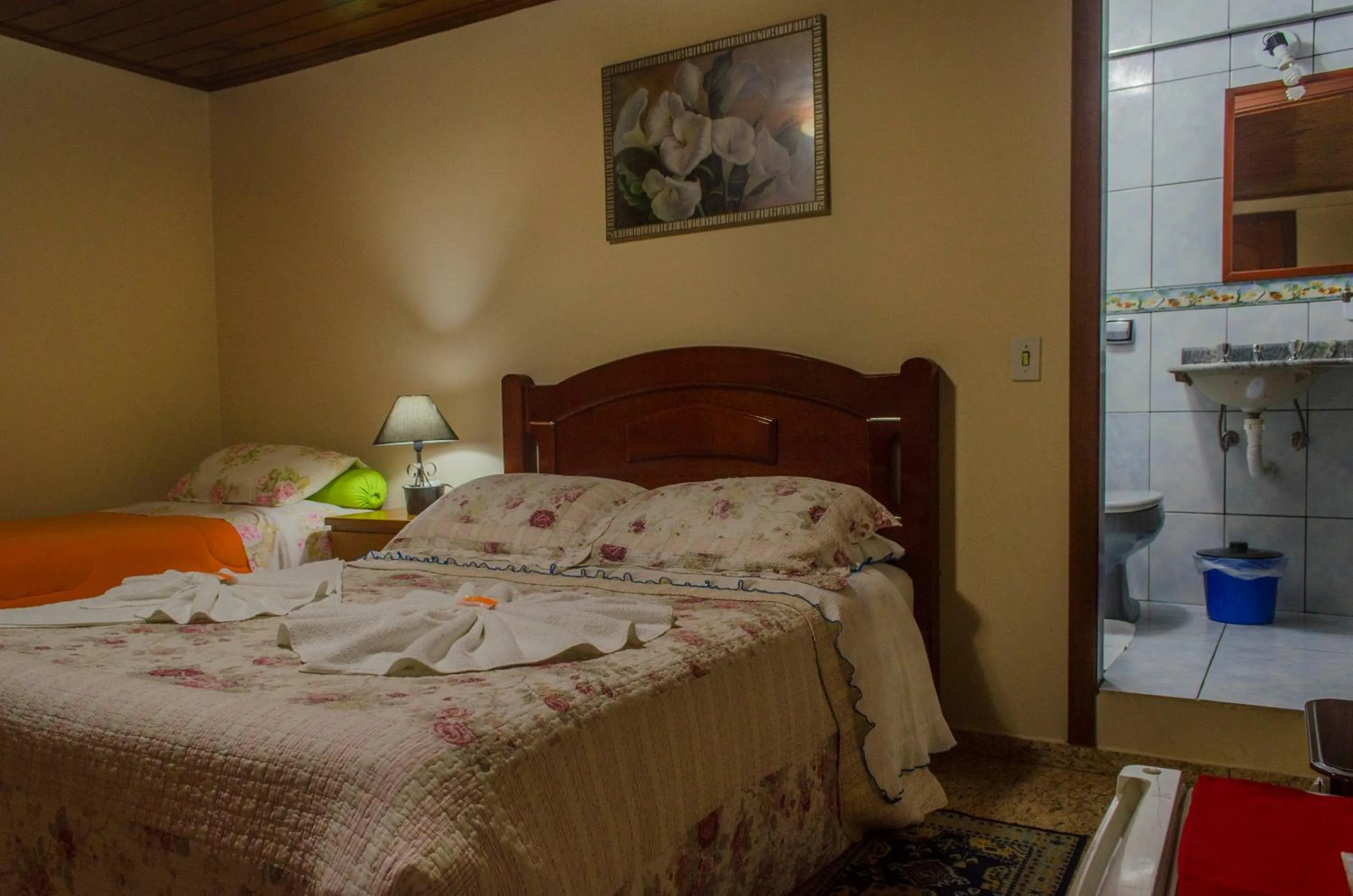 Photo of the whole room, Bed in Pousada Heron
