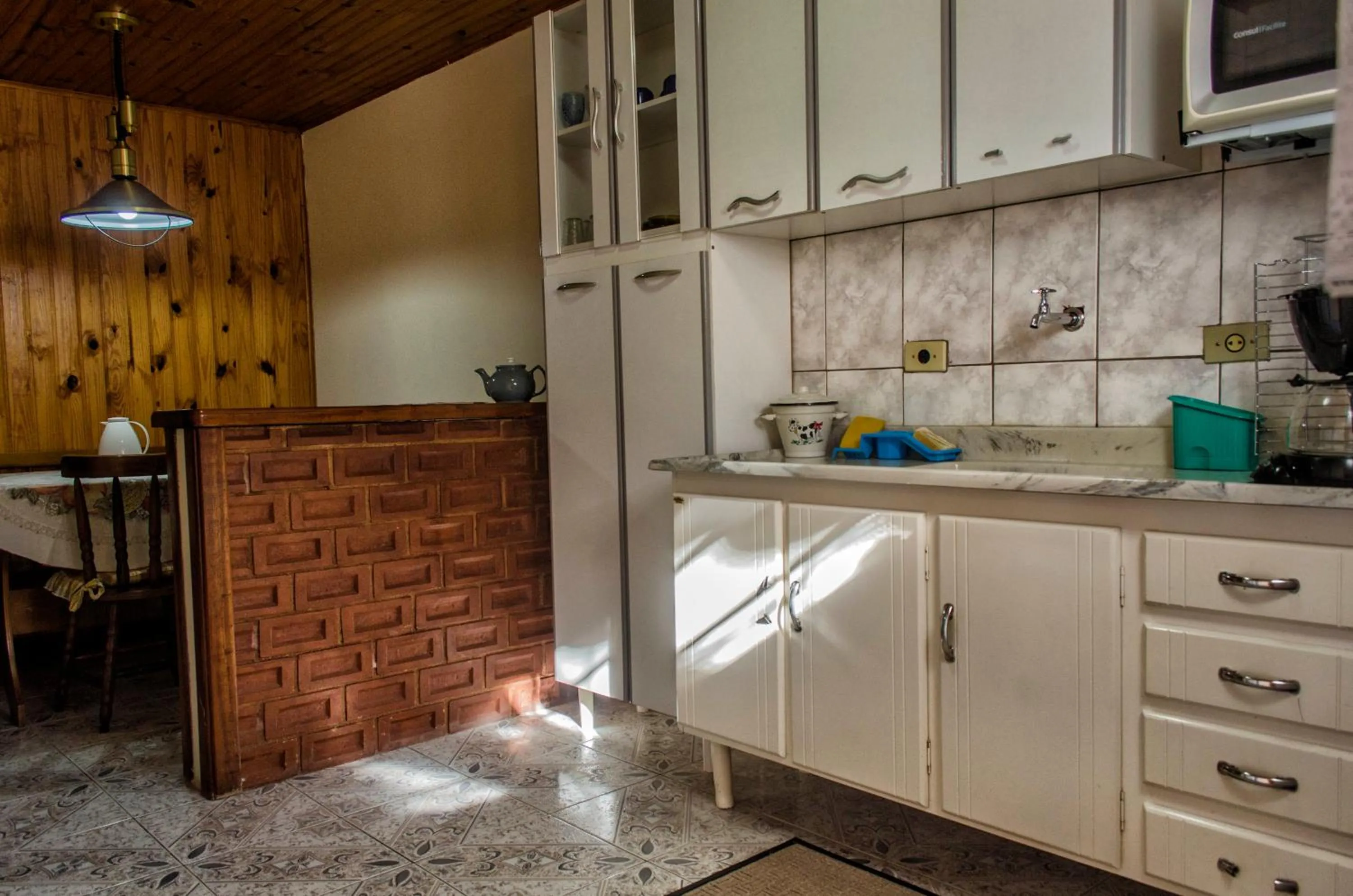 Communal kitchen in Pousada Heron