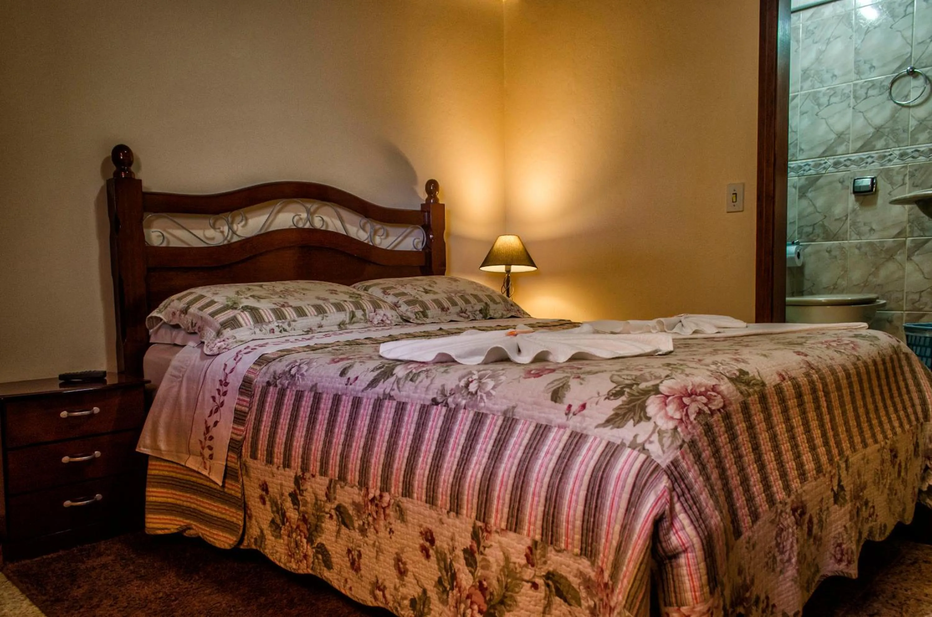 Photo of the whole room, Bed in Pousada Heron