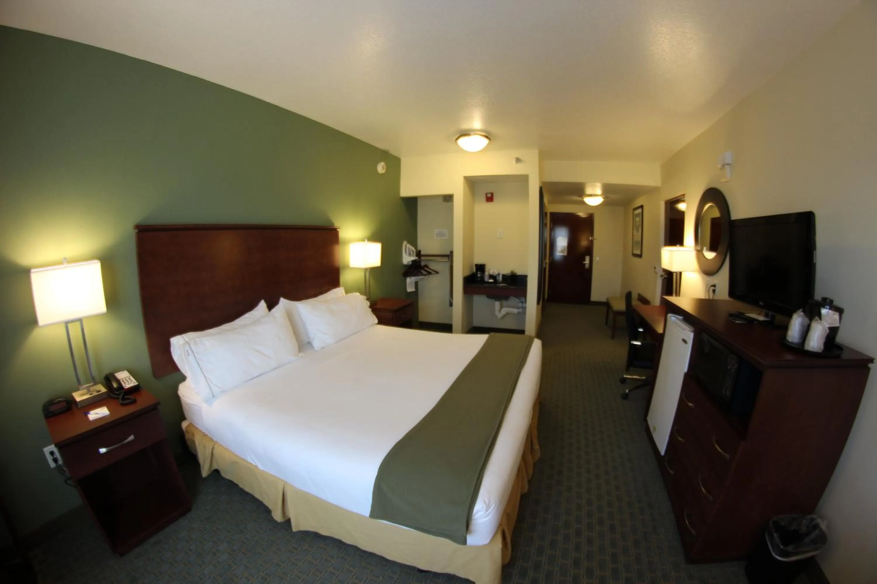 Photo of the whole room, Bed in Holiday Inn Express & Suites Cocoa by IHG