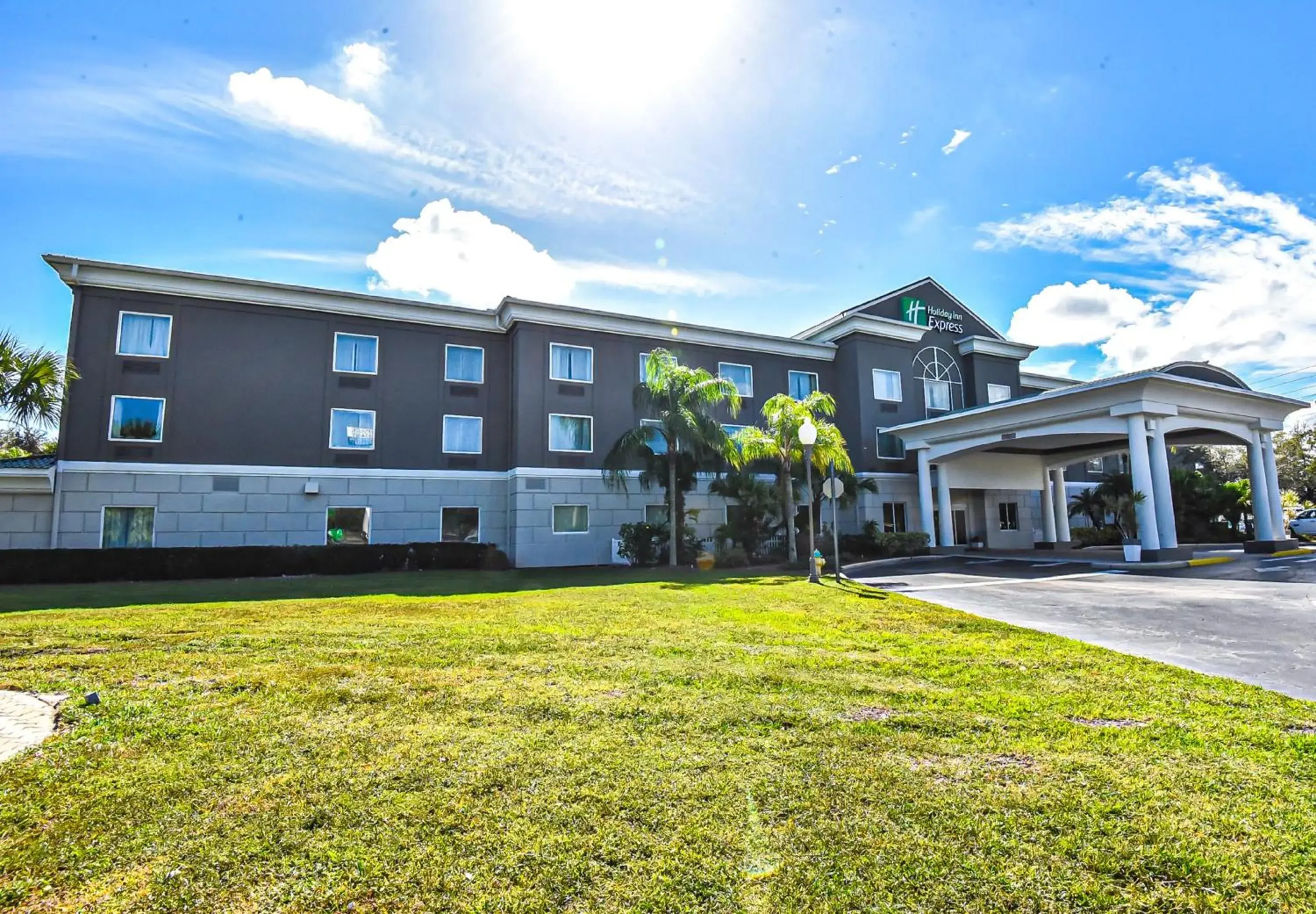 Property building in Holiday Inn Express & Suites Cocoa by IHG Property building in Holiday Inn Express & Suites Cocoa by IHG