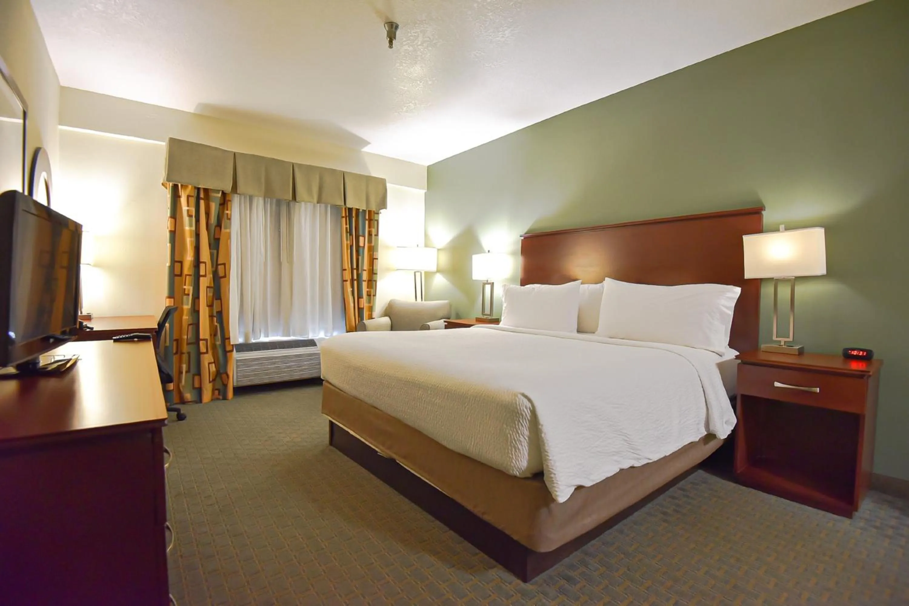 Photo of the whole room, Bed in Holiday Inn Express & Suites Cocoa by IHG
