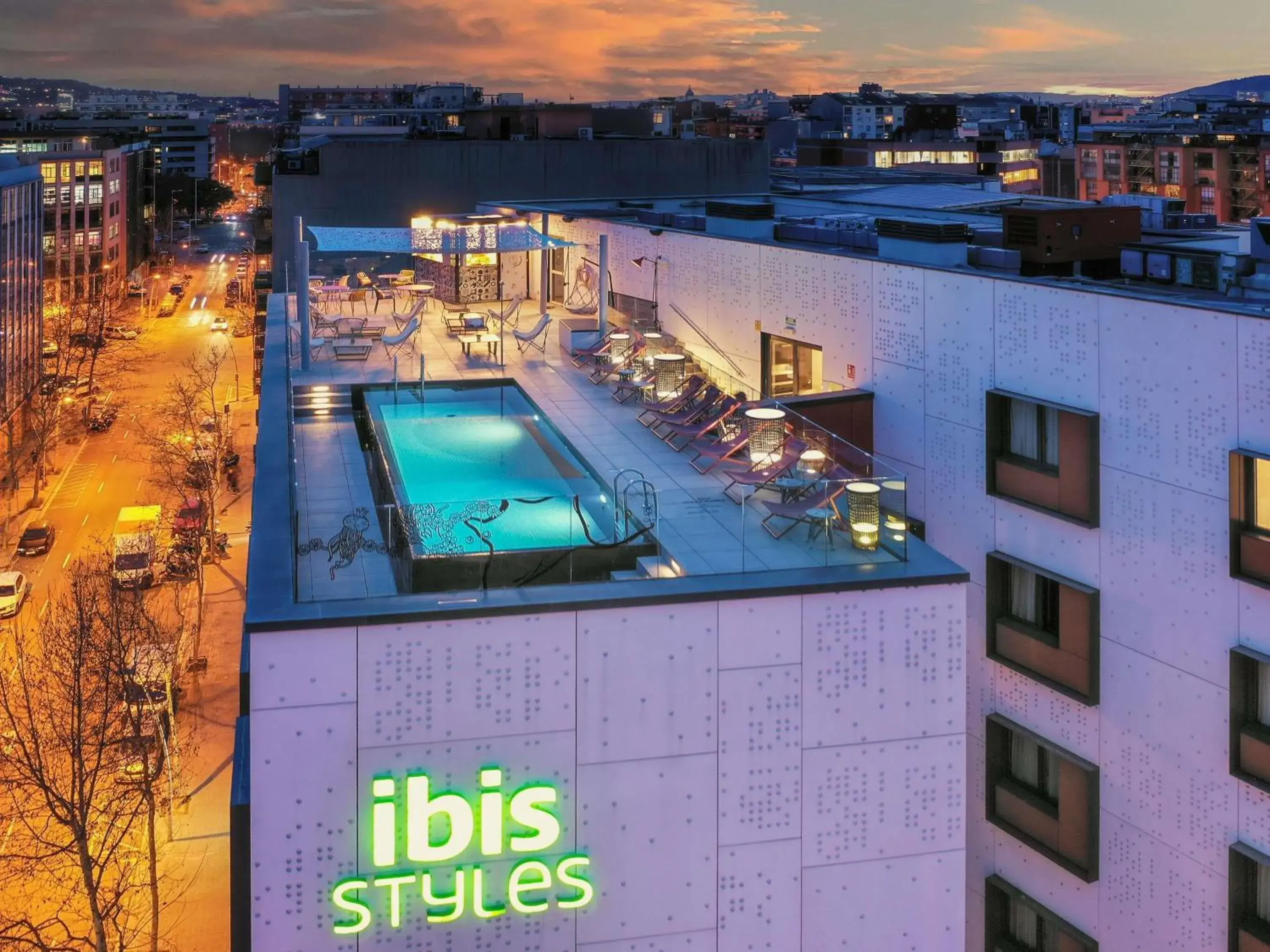 Pool view in ibis Styles Barcelona City Bogatell Pool view in ibis Styles Barcelona City Bogatell