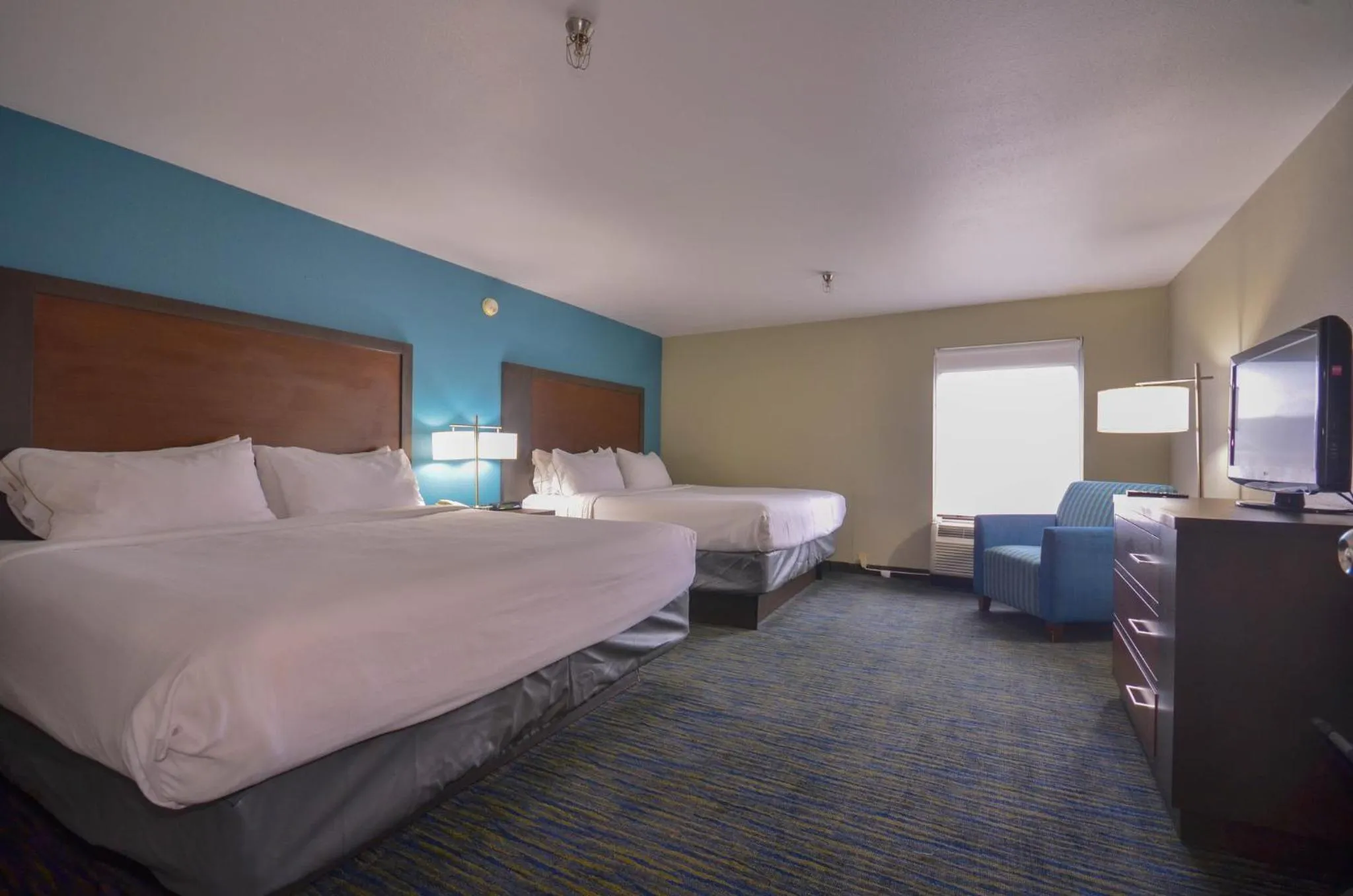 Photo of the whole room, Bed in Holiday Inn Express & Suites Fayetteville University of Arkansas Area by IHG