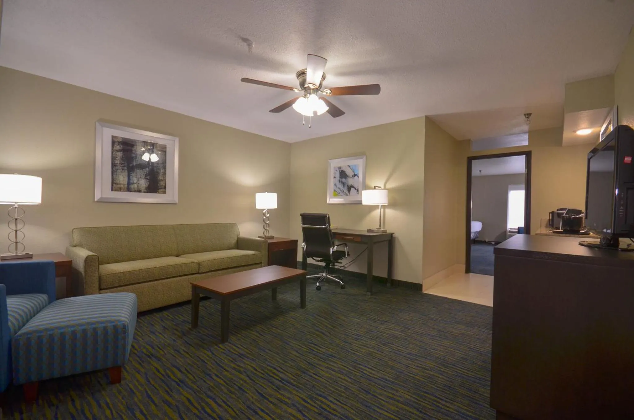 Photo of the whole room in Holiday Inn Express & Suites Fayetteville University of Arkansas Area by IHG