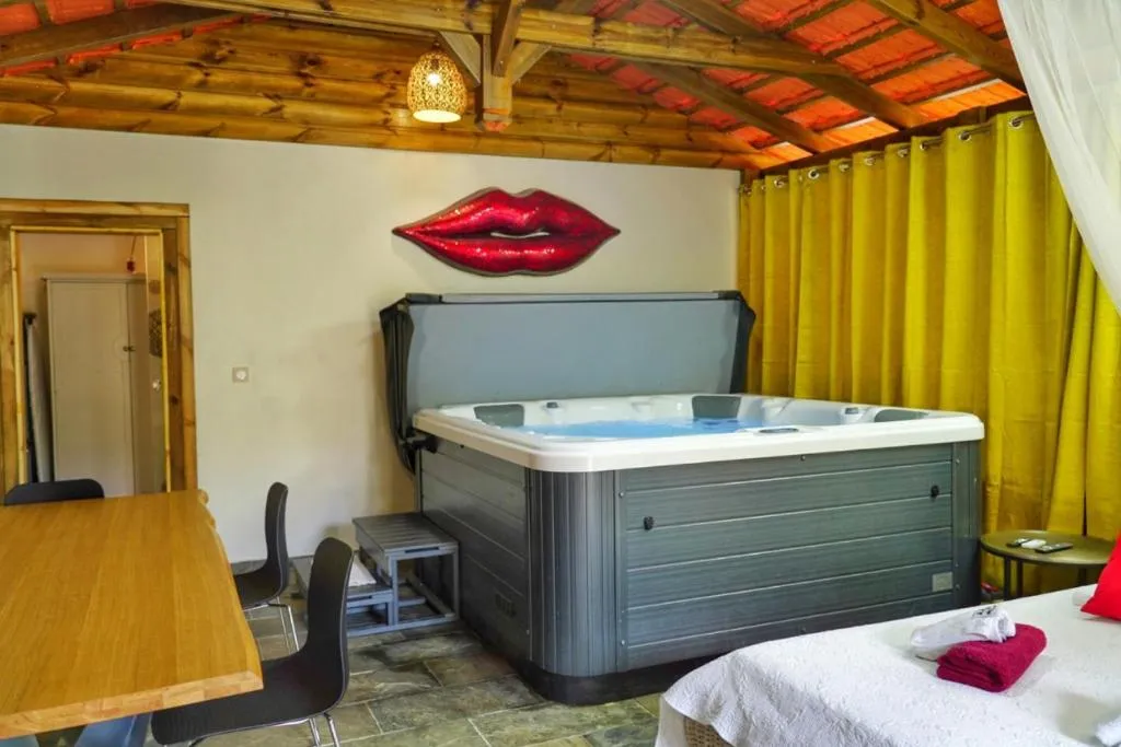 Hot Tub, Bed in Redoute Paradise